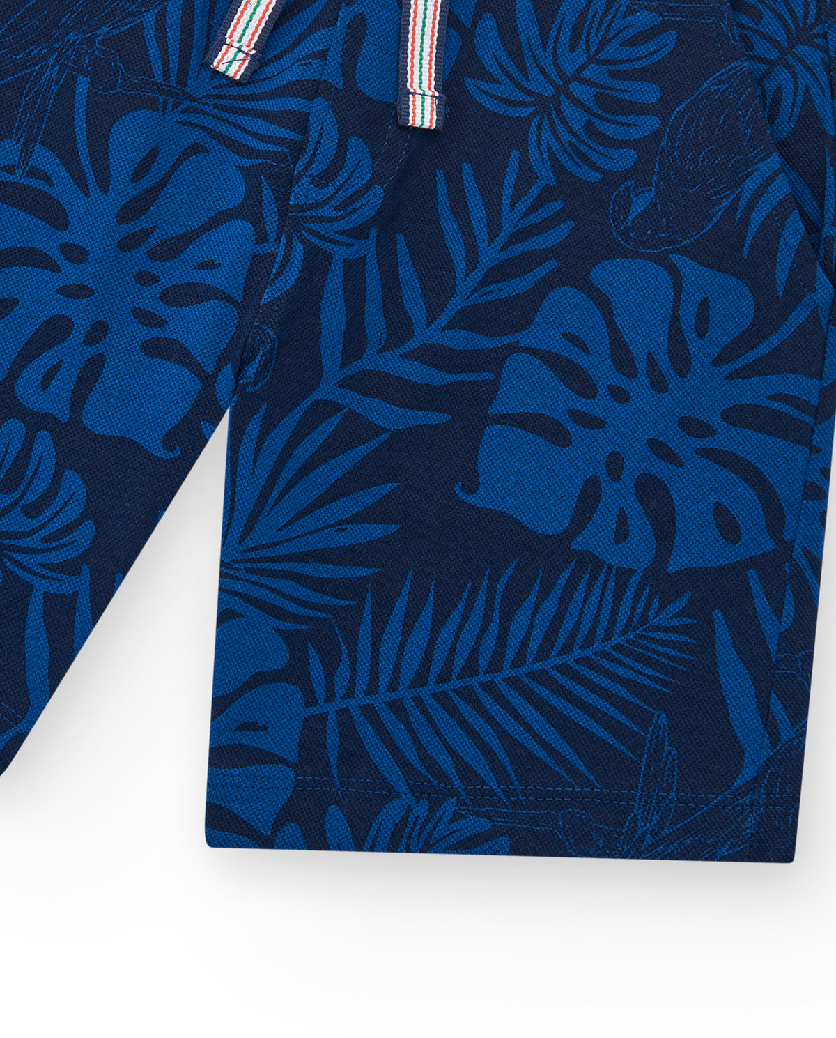 Bermuda para niño en negro con estampado tropical y cintura