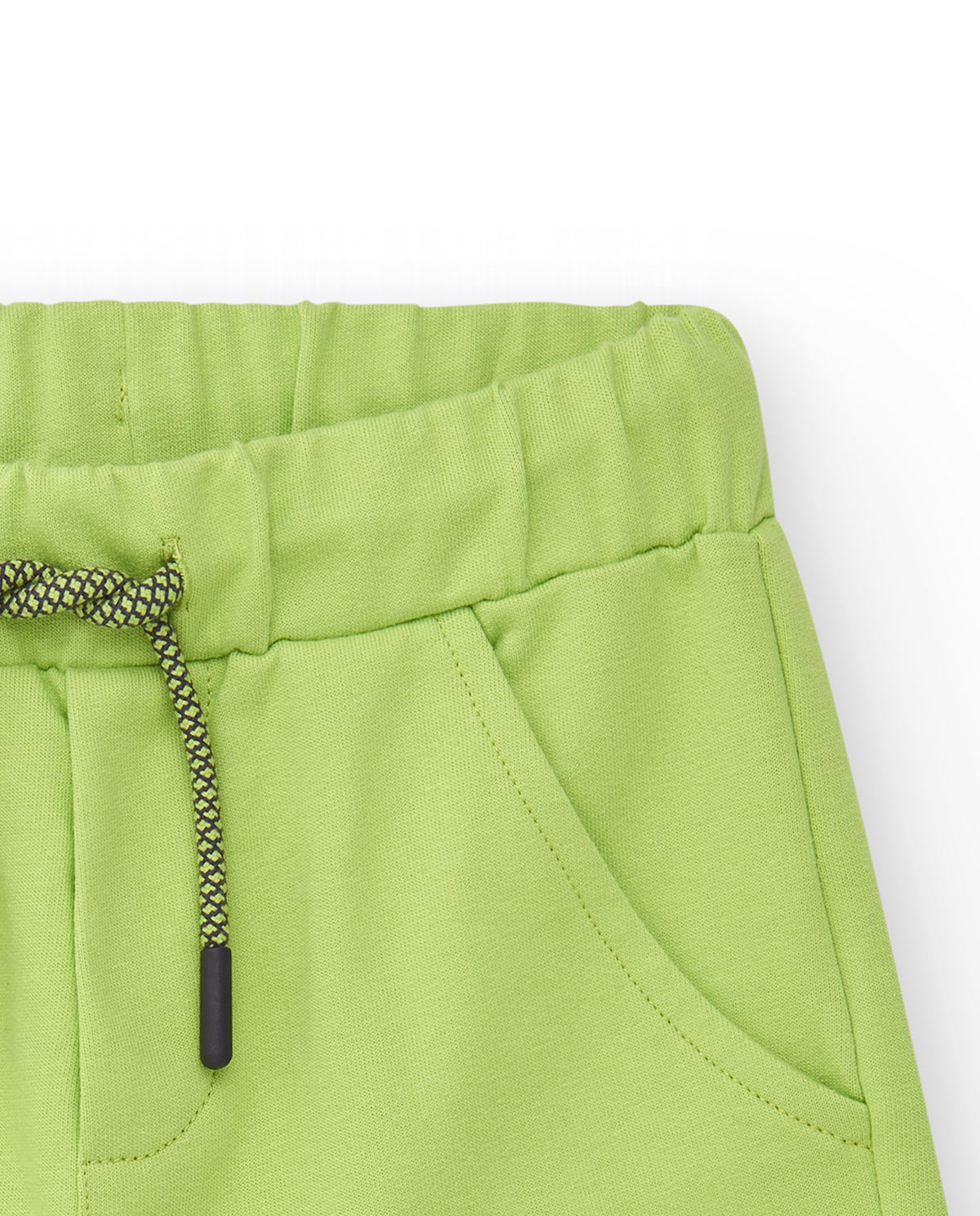 Bermudas para niño en verde con cintura elástica y bolsillos