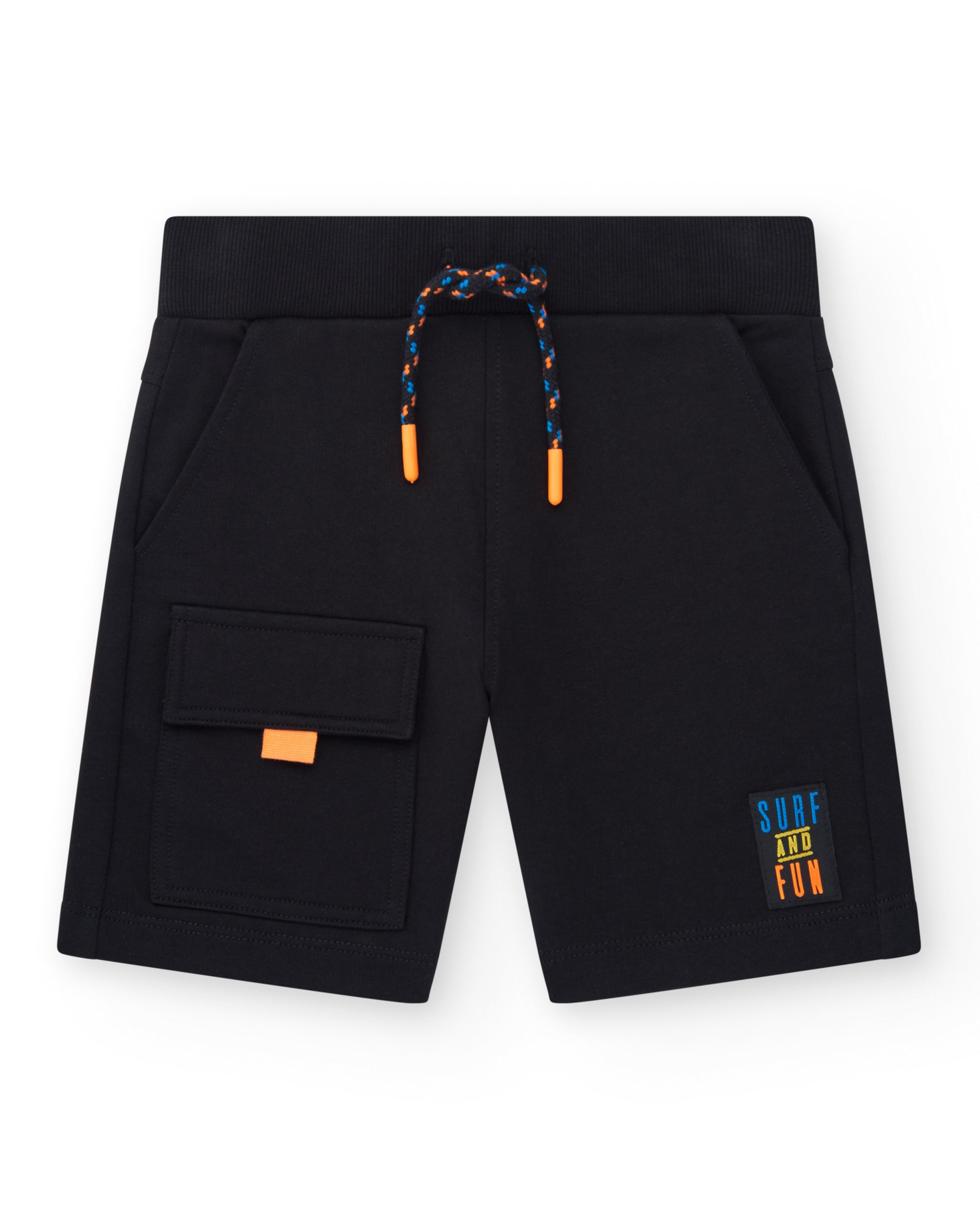 Bermuda para niño en negro con bolsillo lateral y cordón de