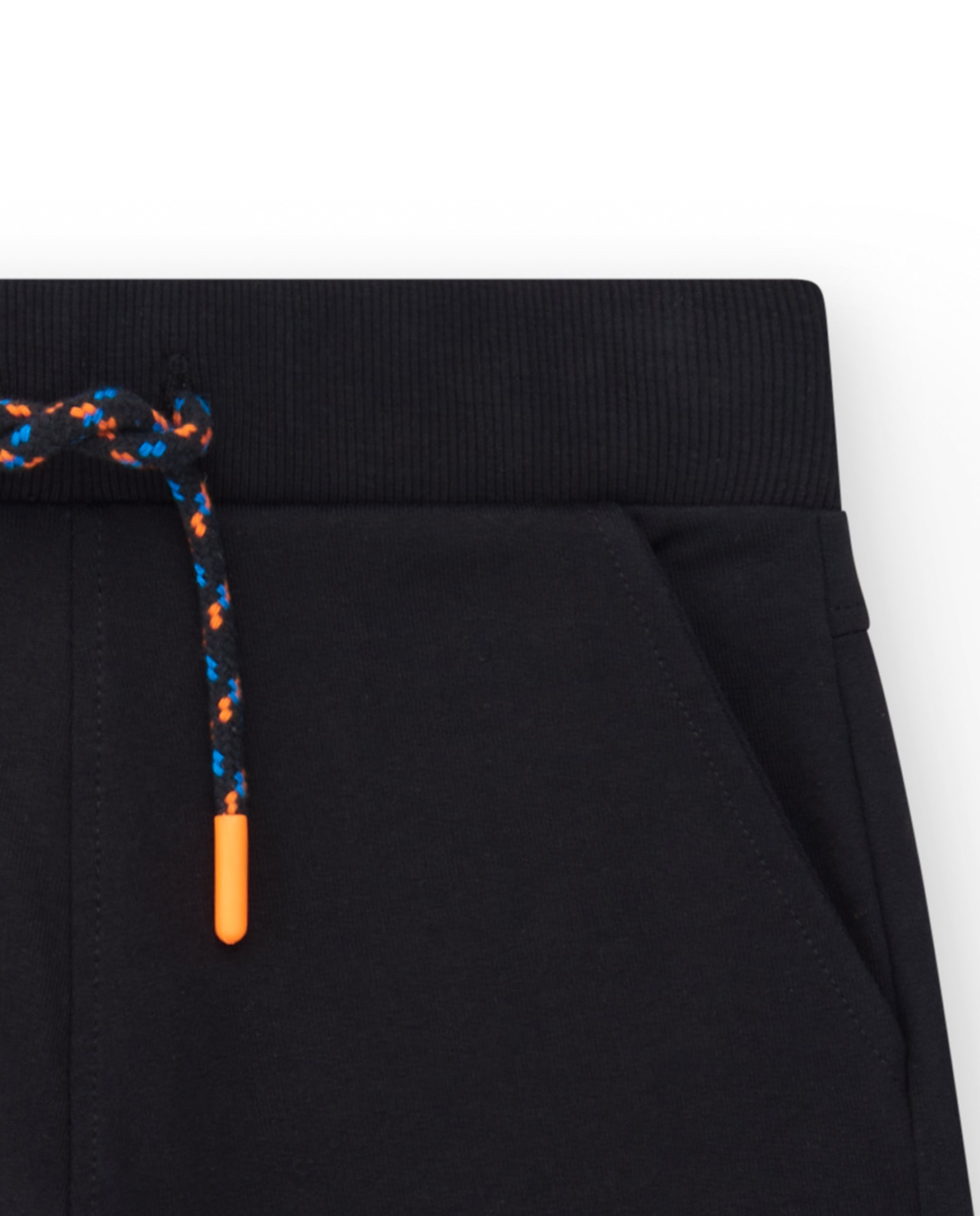 Bermuda para niño en negro con bolsillo lateral y cordón de