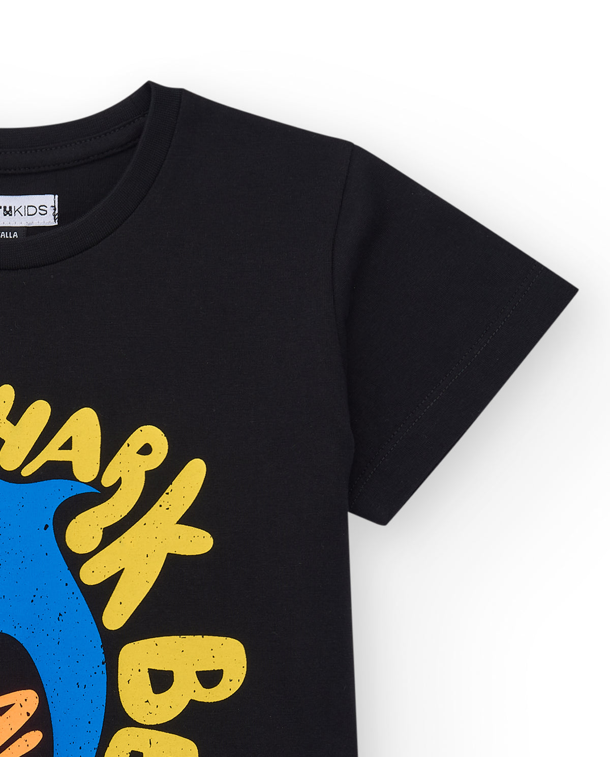 Camiseta para niño en negro con letras coloridas de colores