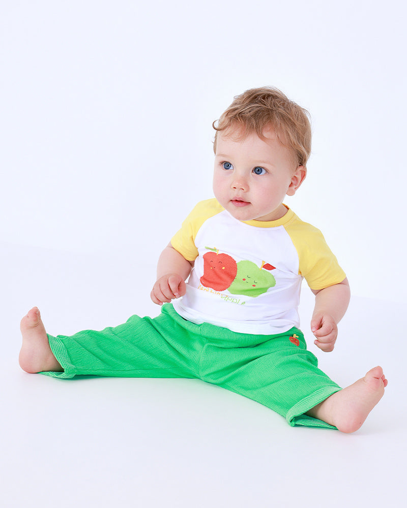 Conjunto de felpa para niño con camiseta de manzanas, pantalón verde y chaqueta con cremallera