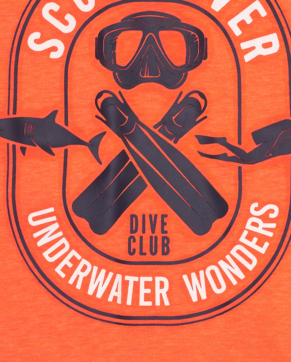 Camiseta para niño en naranja con estampado de buceo frontal.