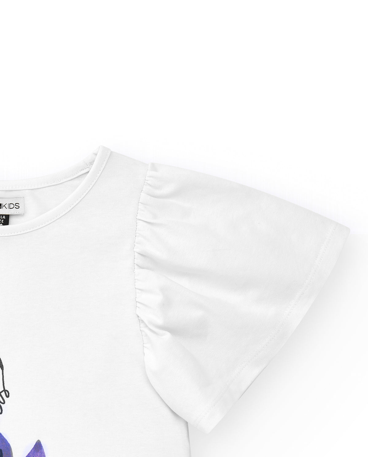 Camiseta para niña en blanco con mangas de volante y estampado floral.