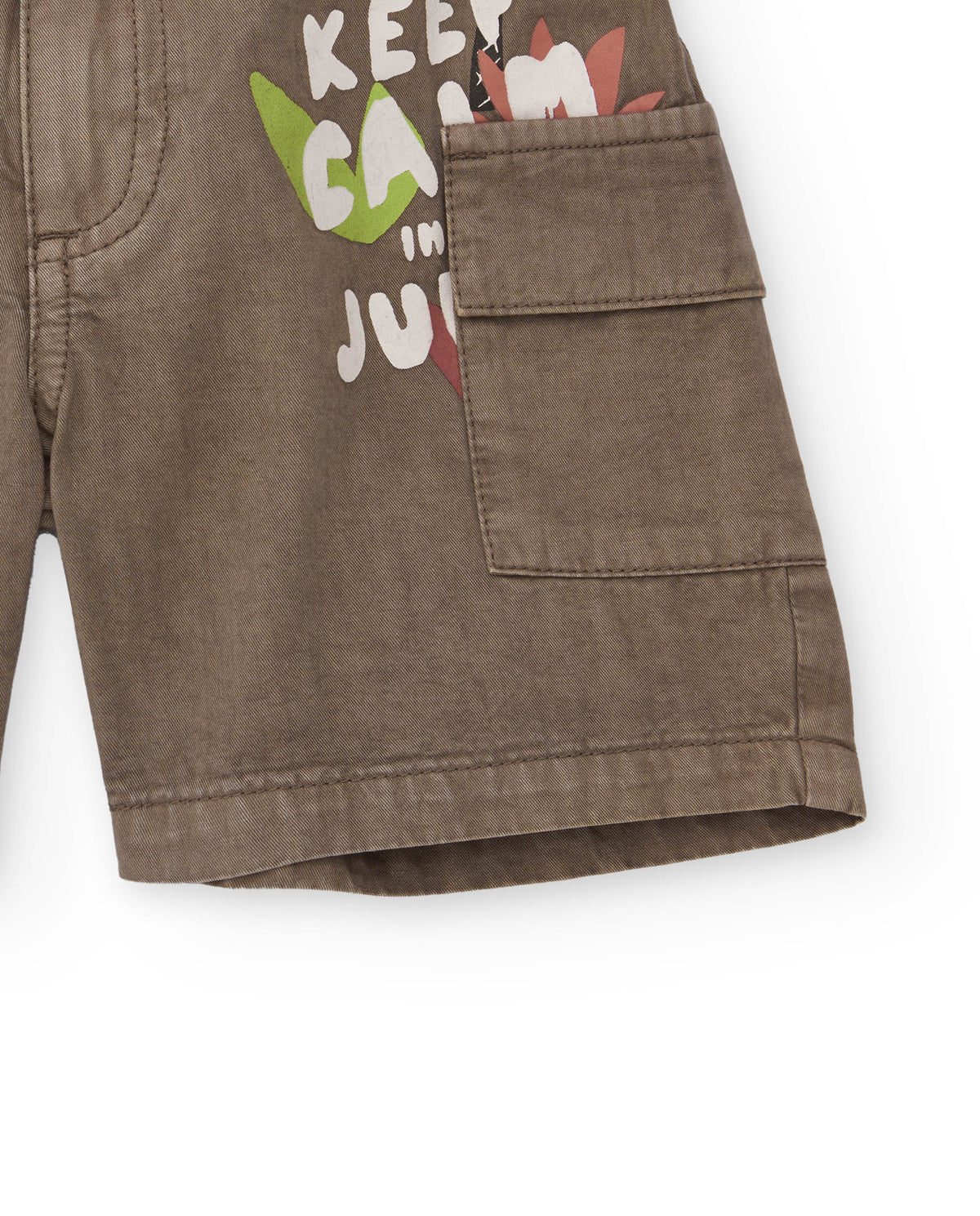 Bermuda cargo de niño en color caqui con estampado frontal