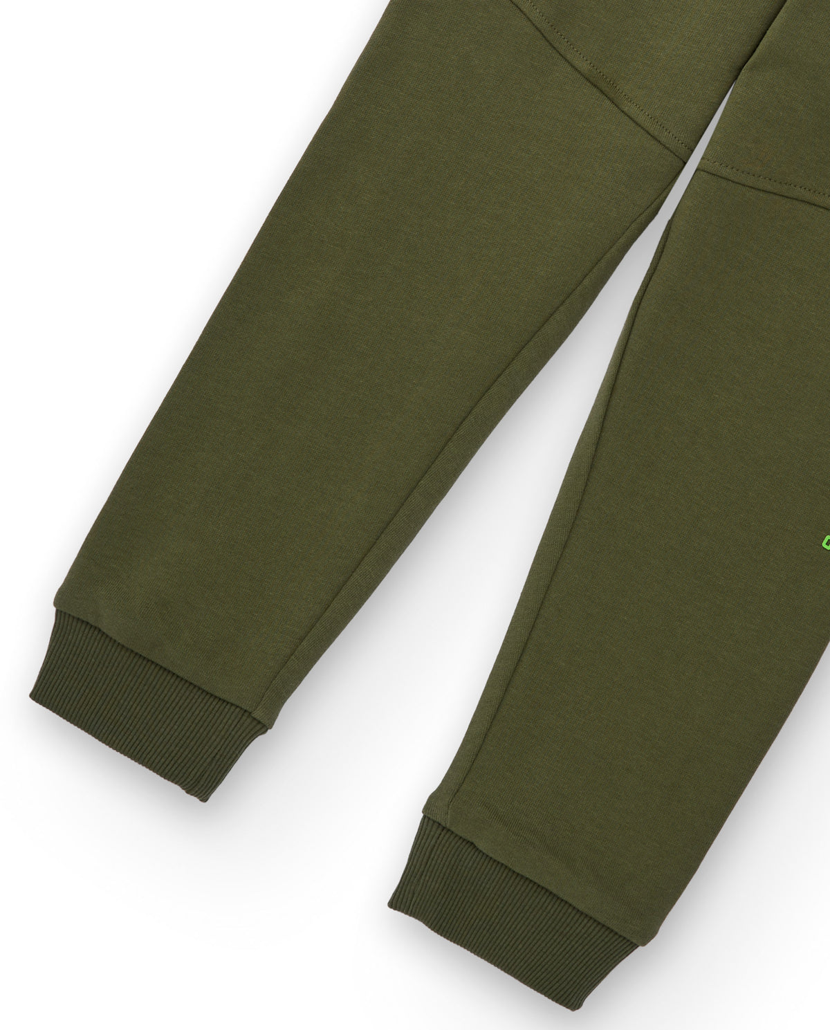 Pantalón jogger verde para niño con detalles en negro y texto