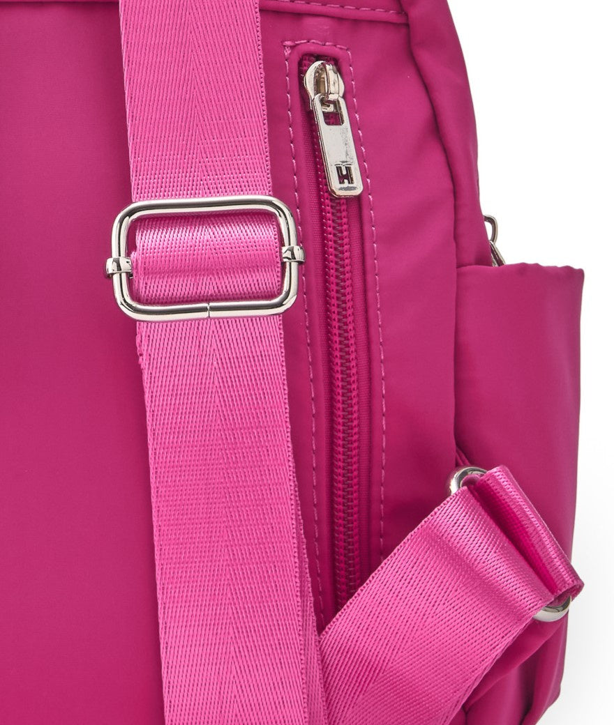 Mochila infantil color fucsia con bolsillos y parche frontal