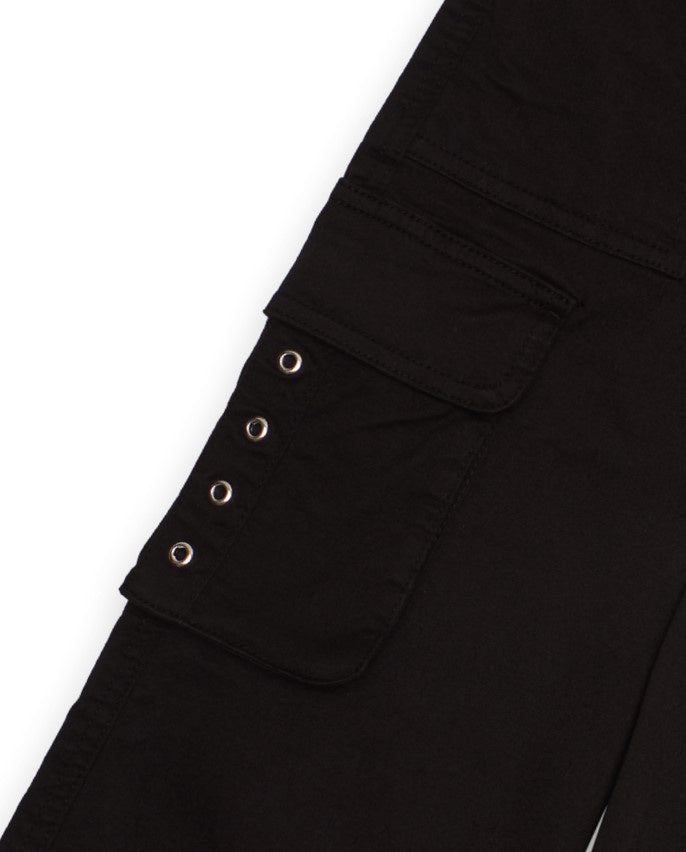 Pantalón cargo ancho negro con ojales decorativos para niña