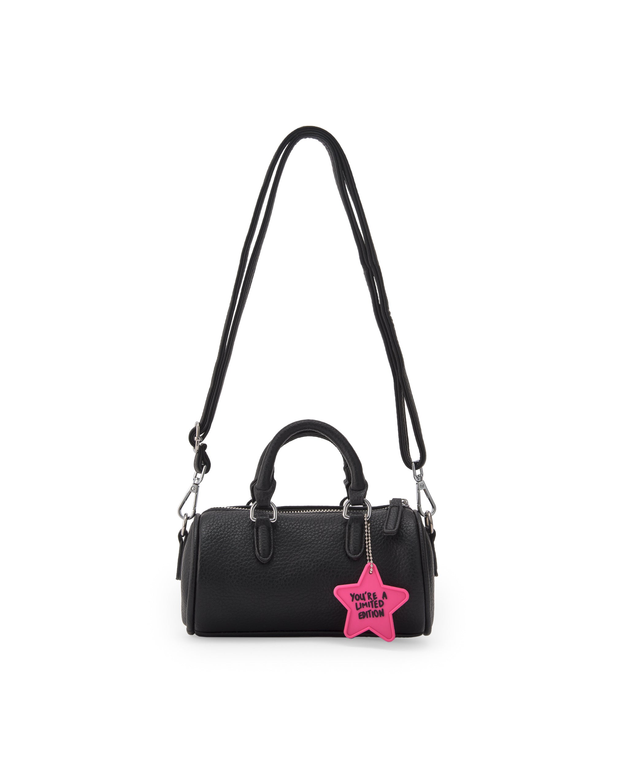 Bolso negro tipo bowling con llavero en forma de estrella