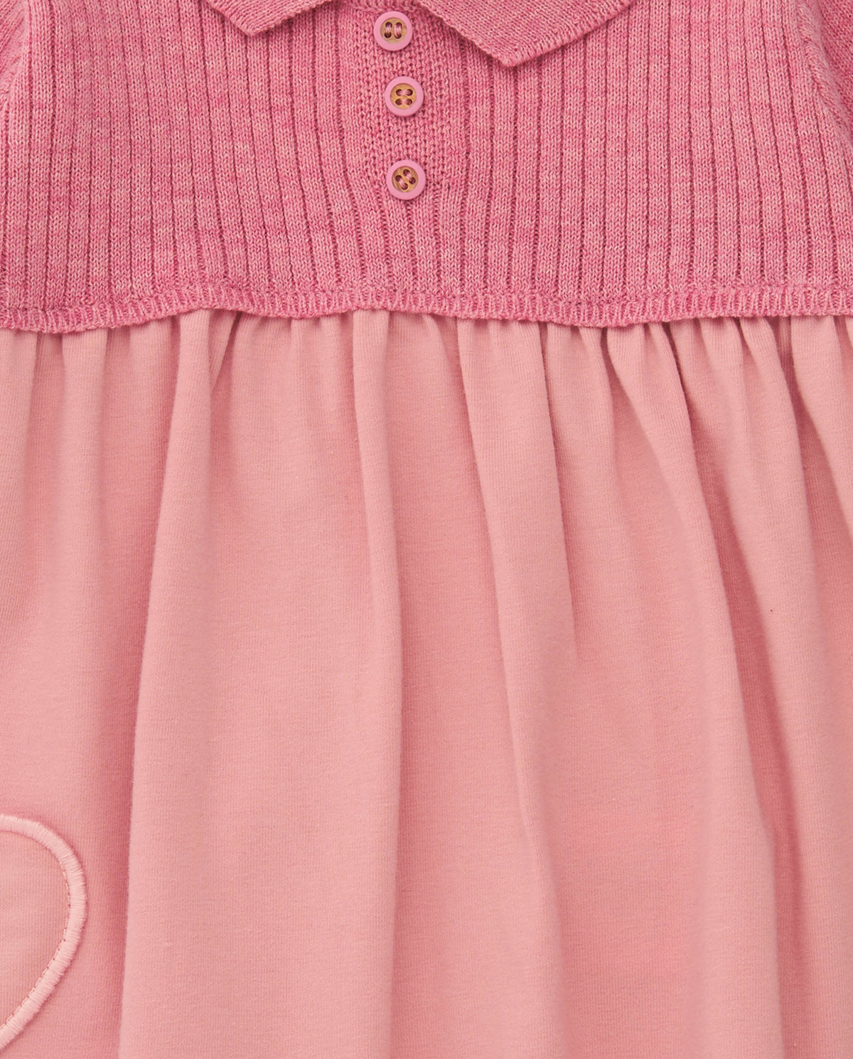 Vestido para recién nacido en tonos rosa con detalle de corazón