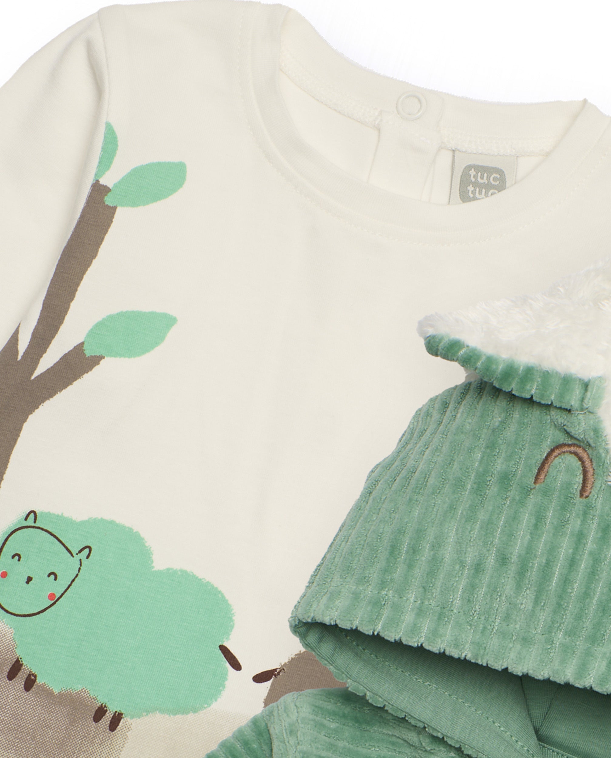Conjunto de tres piezas para recién nacido en verde y blanco