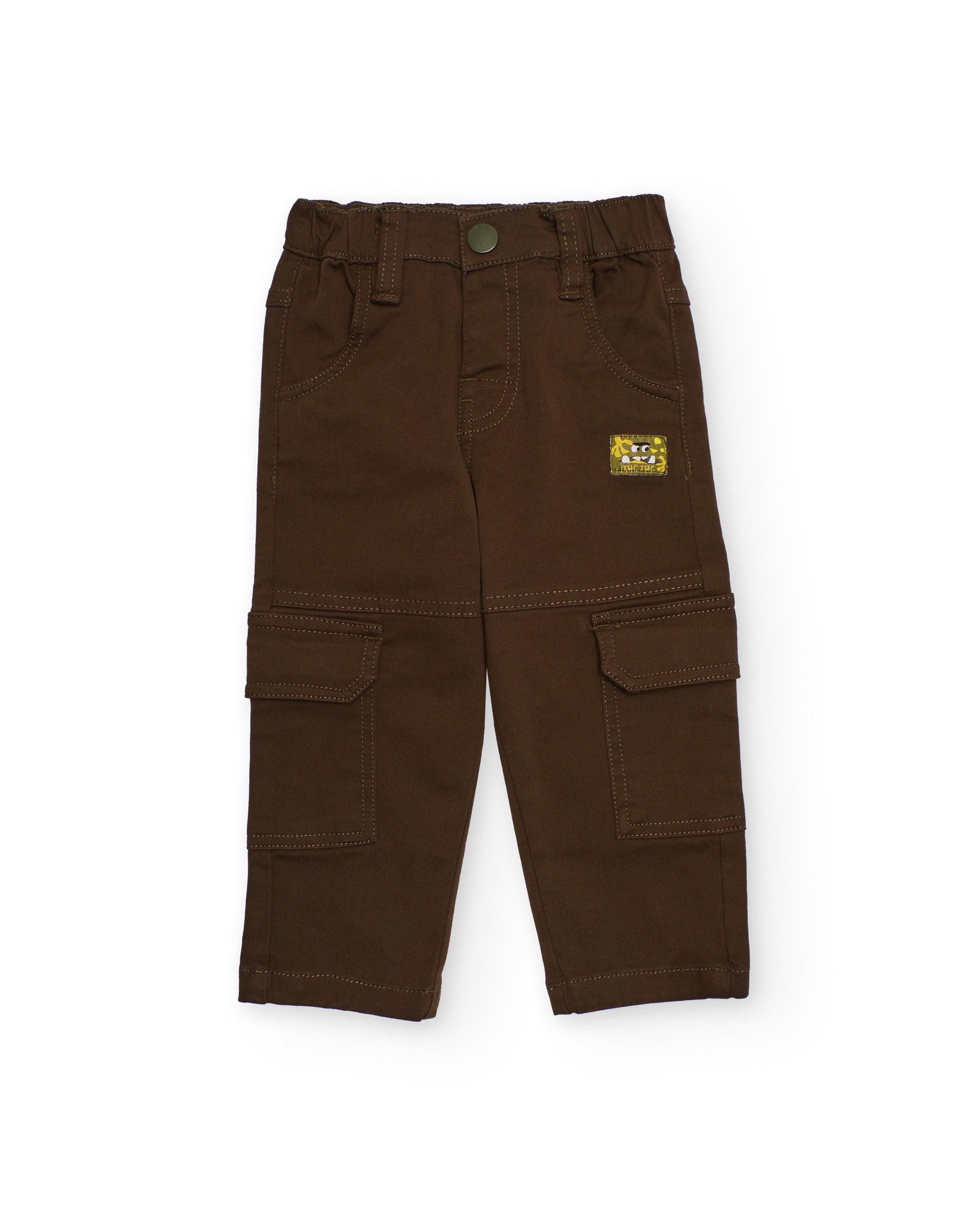 Pantalón cargo para niño color marrón con bolsillos laterales.