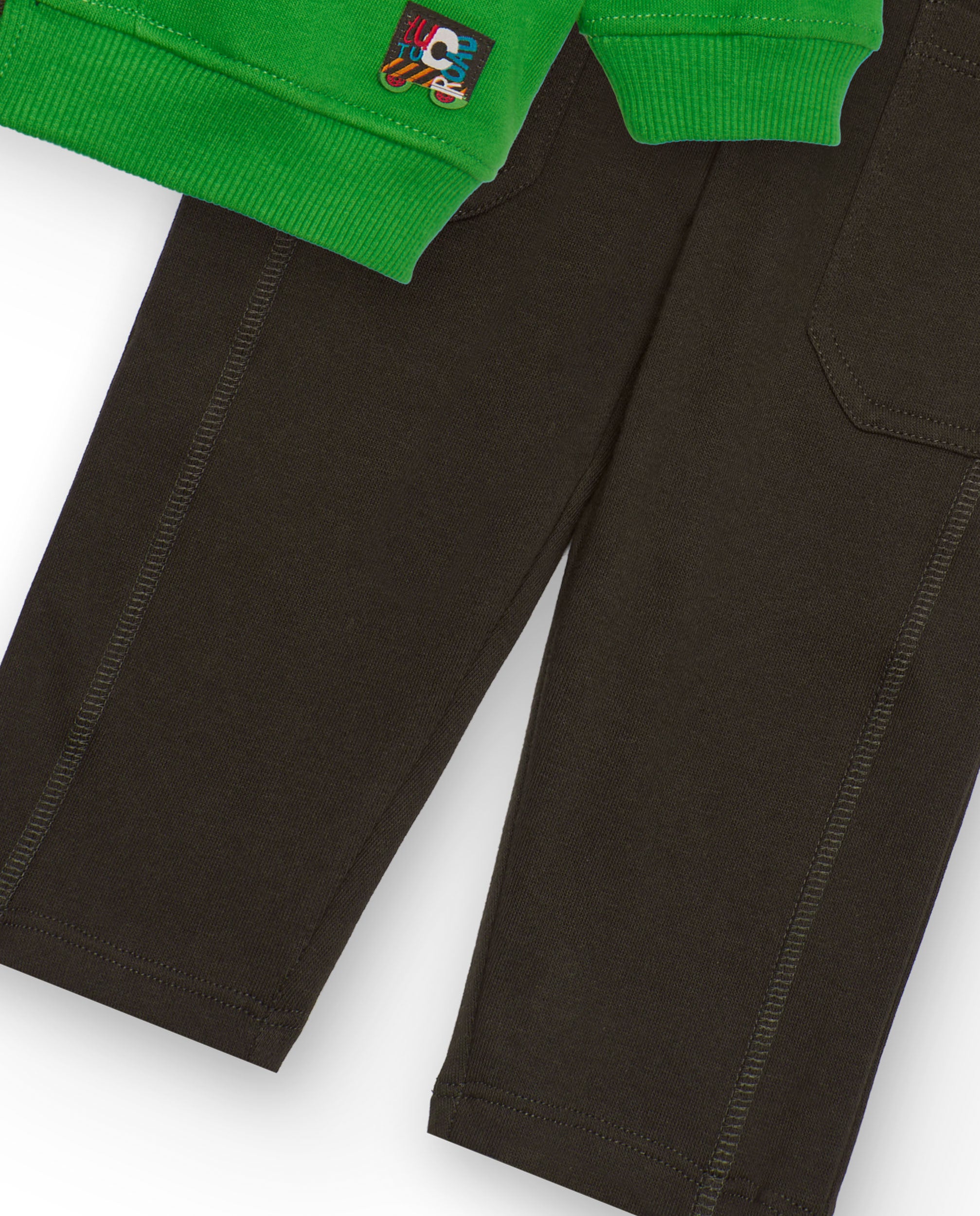 Conjunto para niño con sudadera verde y pantalón marrón con