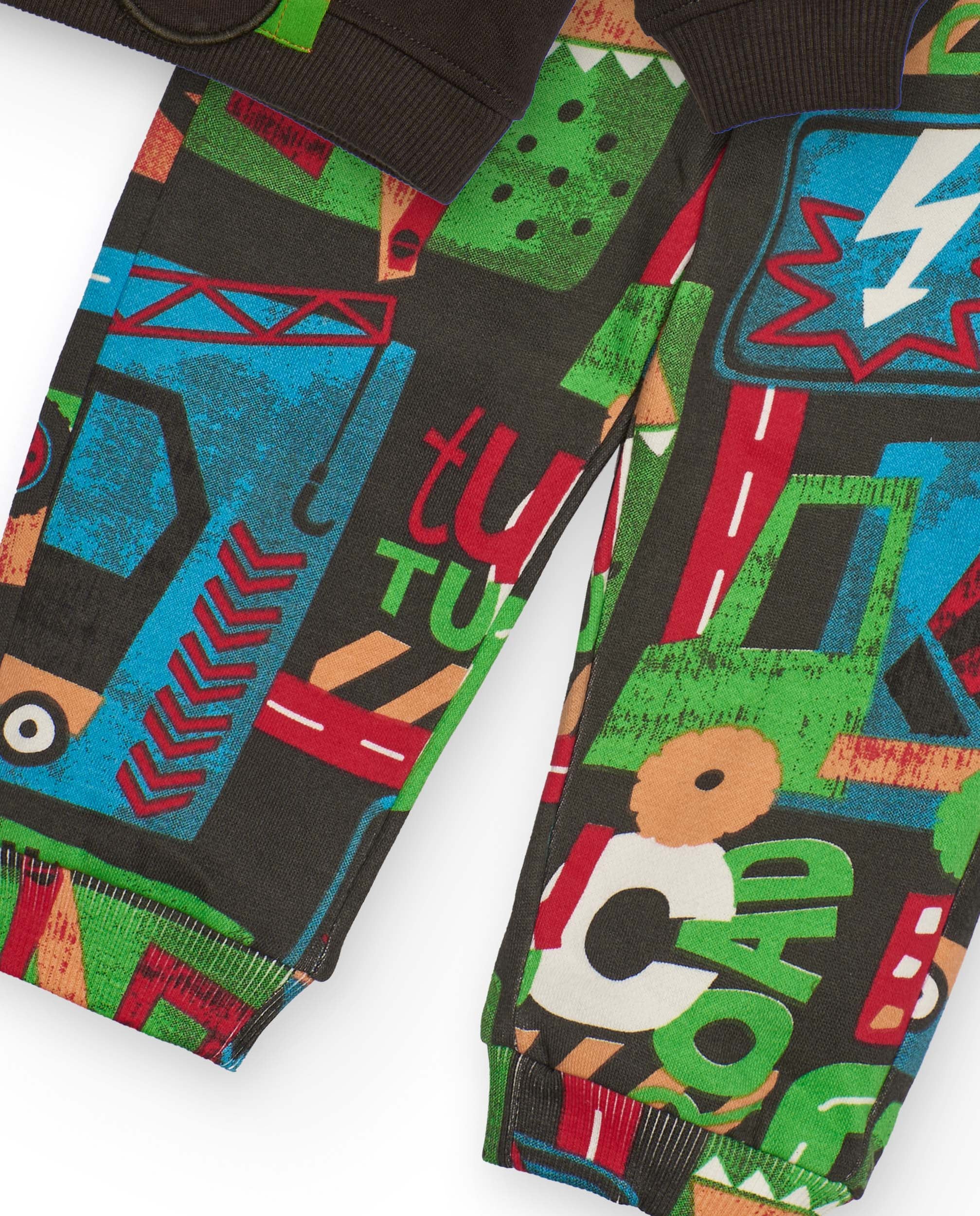 Conjunto para niño con sudadera marrón y pantalón estampado de