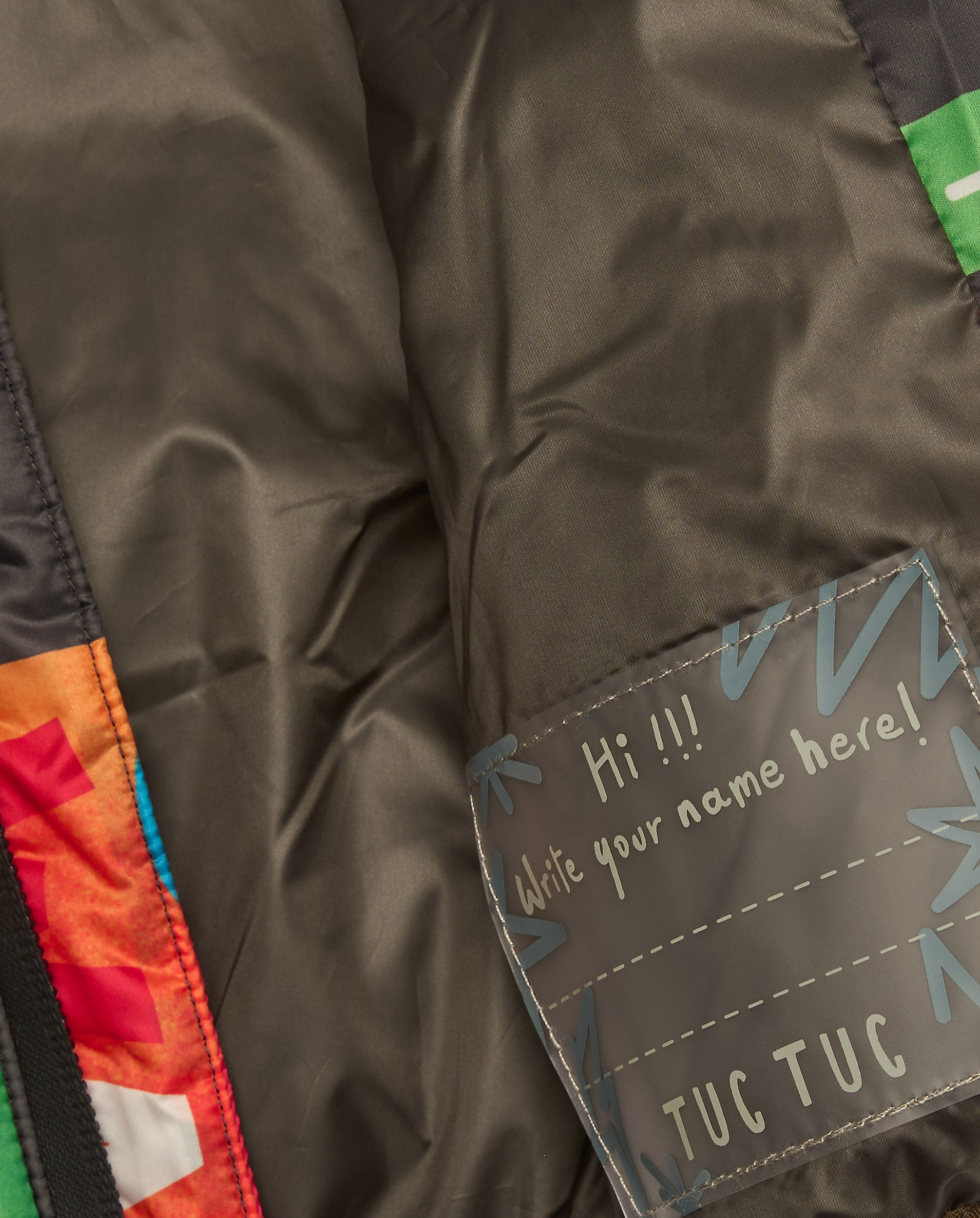 Plumífero para niño en multicolor con estampado de vehículos