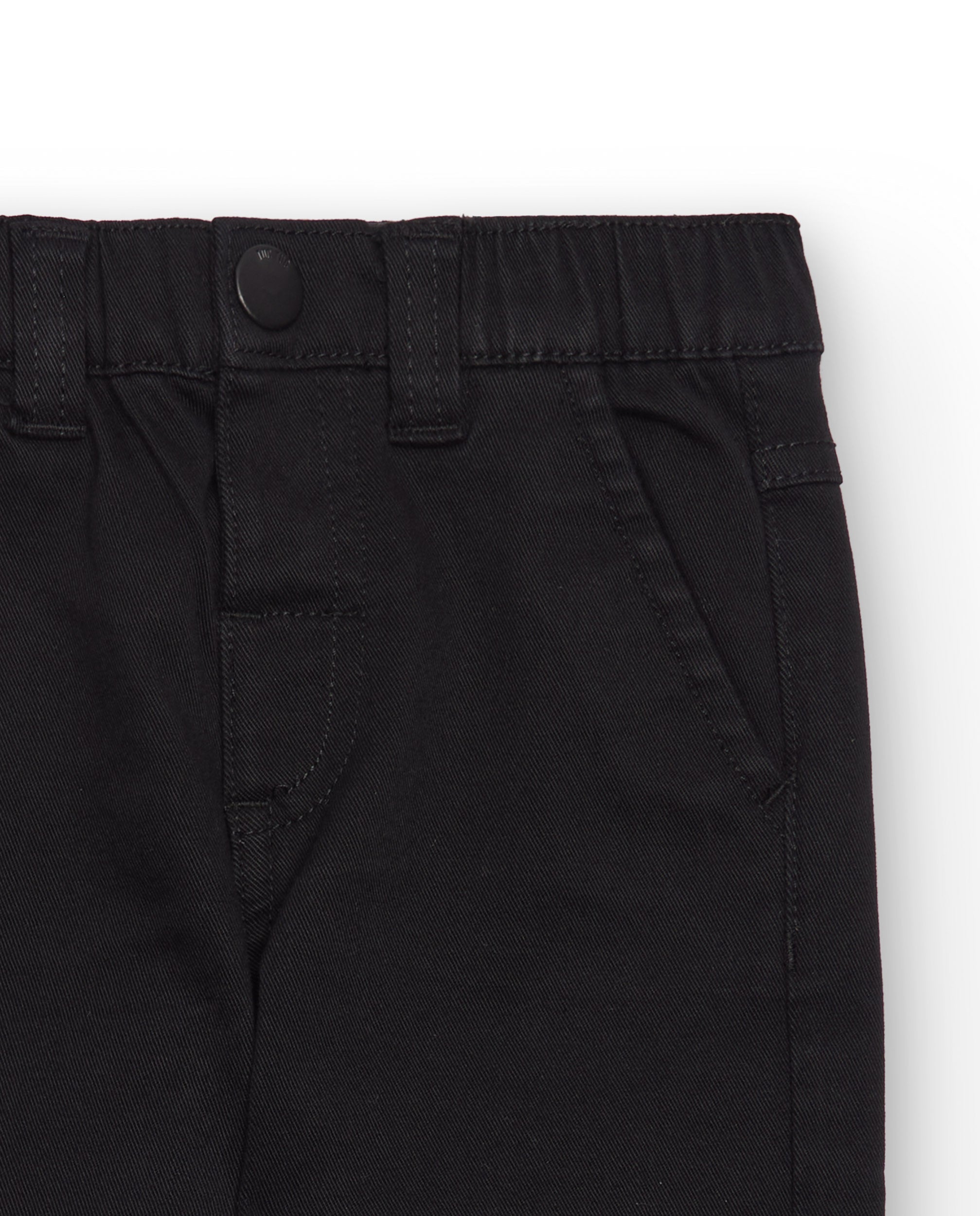 Pantalón largo para niño en color negro con bolsillos traseros