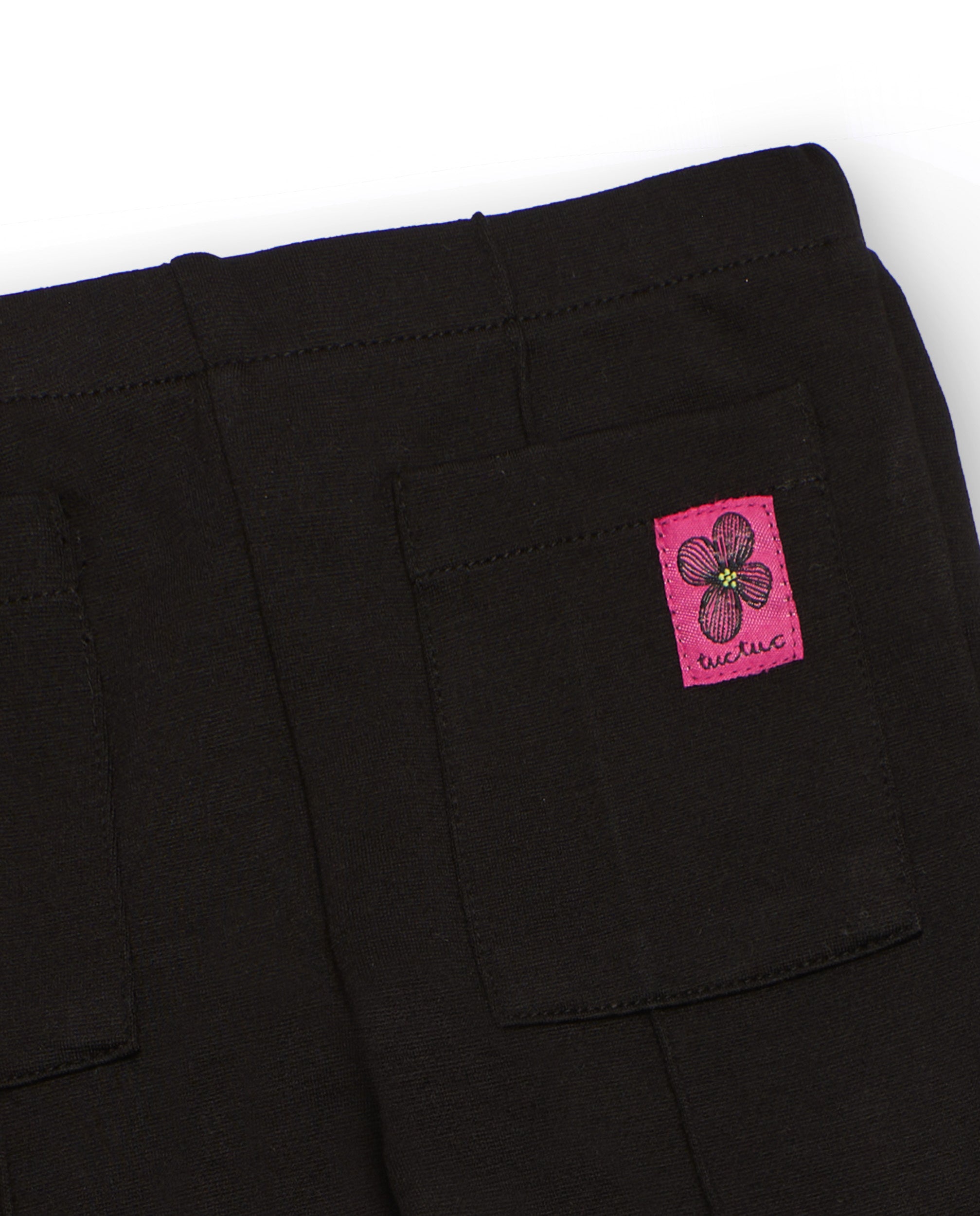 Pantalón niña en negro acampanado con bolsillos traseros