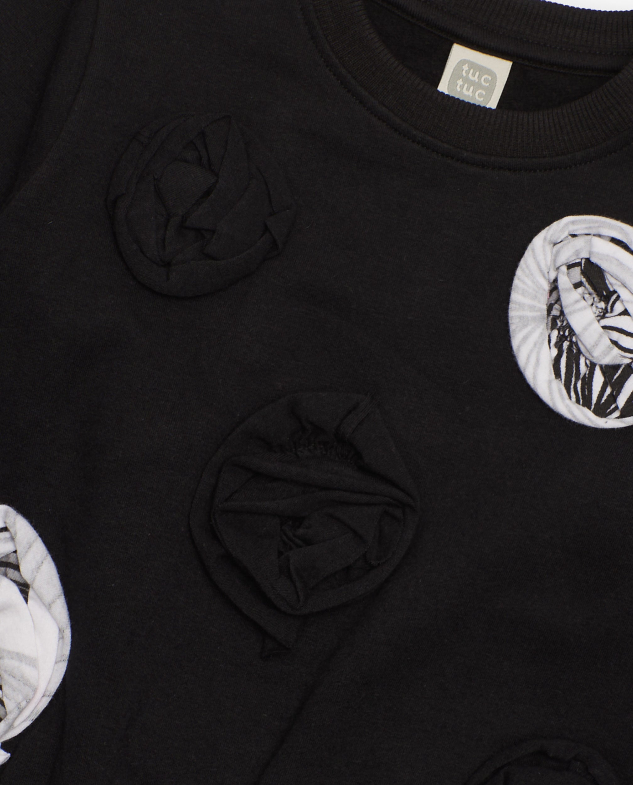 Sudadera niña en negro con apliques circulares en relieve