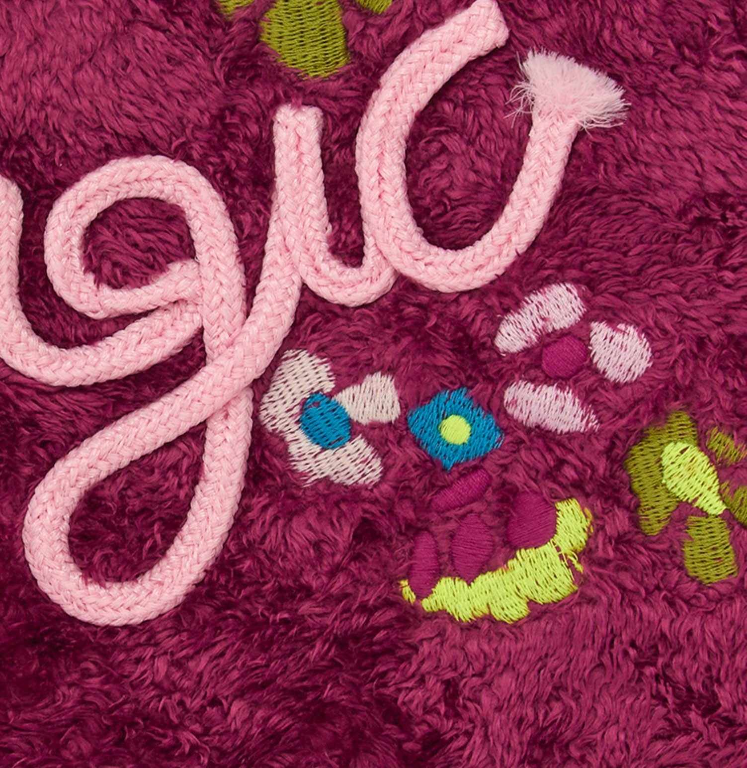 Sudadera de pelo para niña en burdeos con texto bordado