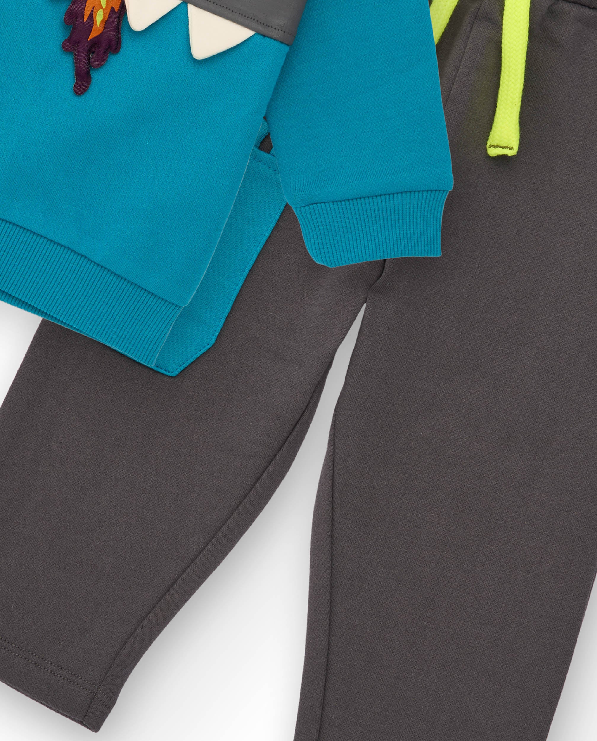Conjunto de sudadera y pantalón largo para niño en azul y gris