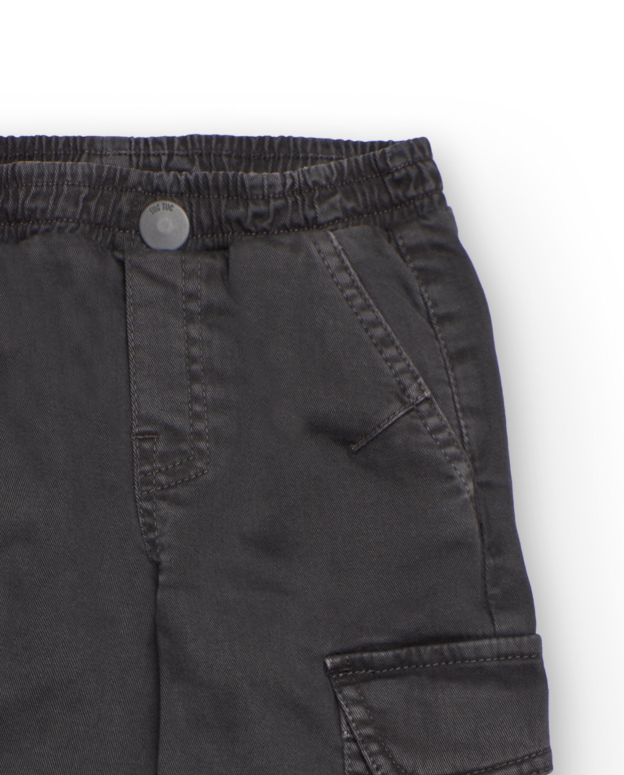 Pantalón cargo para niño en color gris oscuro con bolsillos