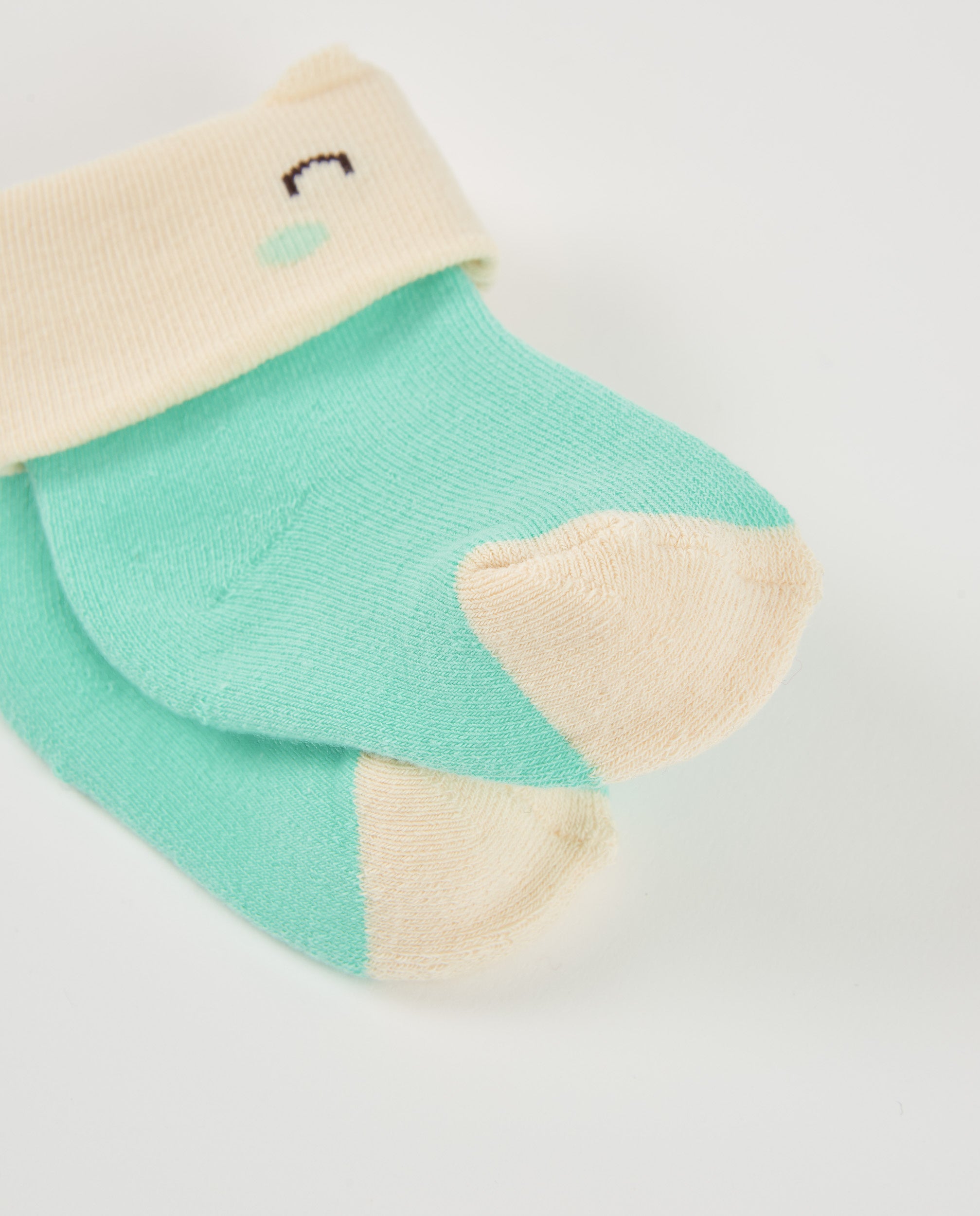 Calcetines para recién nacido en verde y crema con diseño de