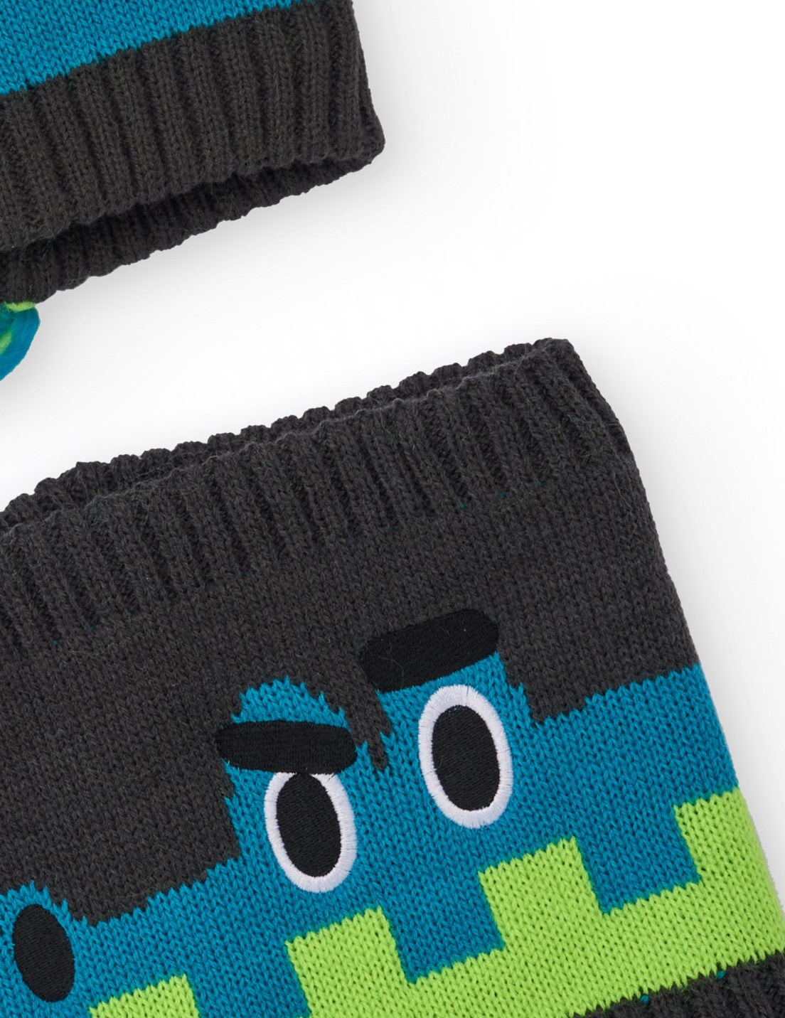 Pack de gorro y cuello en punto para niño en gris con diseño de