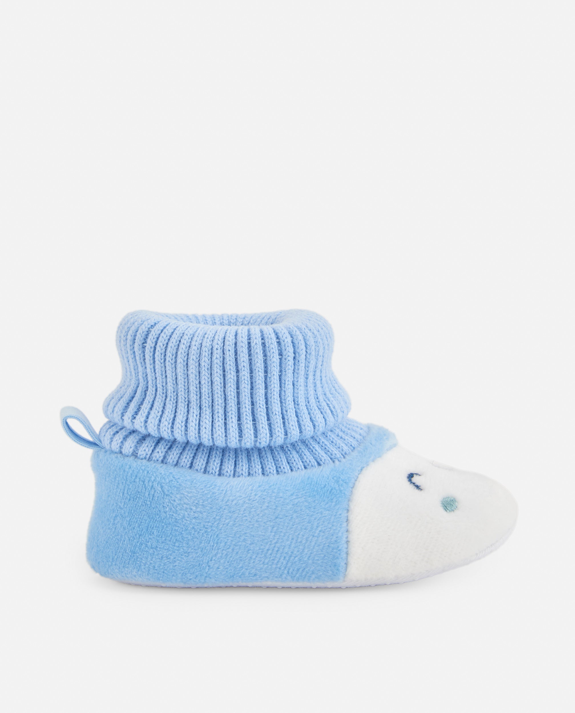 Zapatilla de recién nacido en azul con diseño de ratita bordada