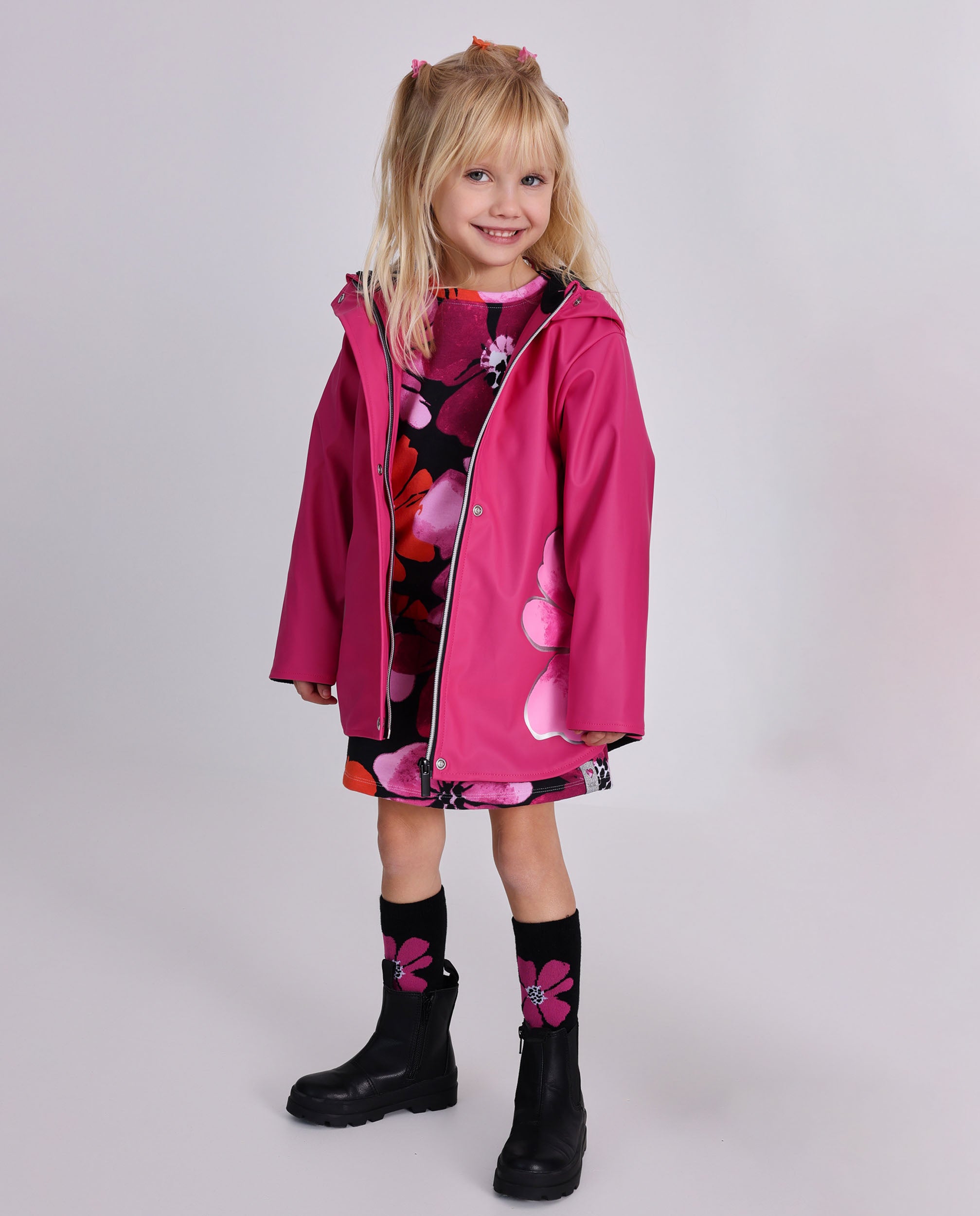 Chubasquero de niña en fucsia con capucha decorativa y flores