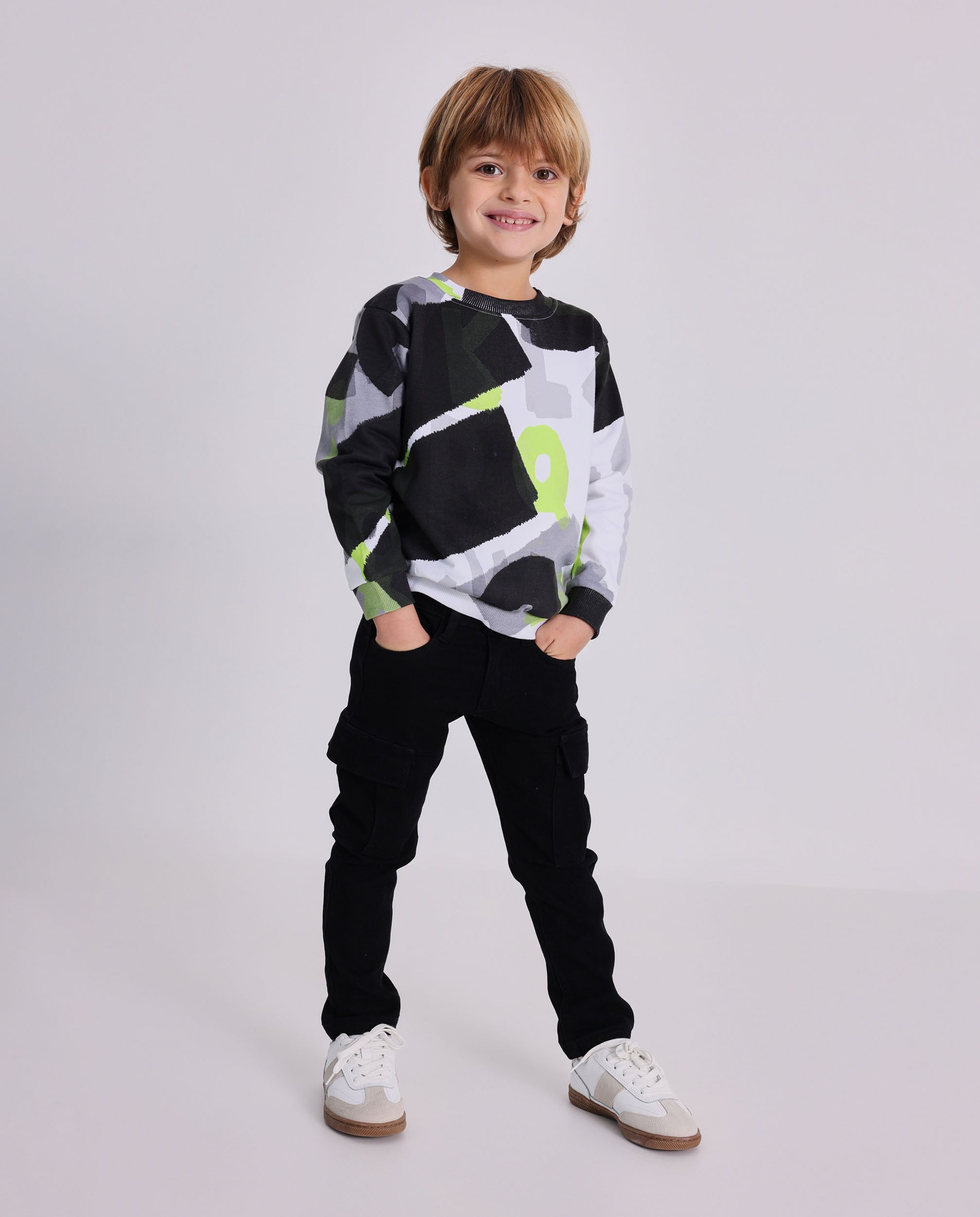 Pantalón largo para niño en color negro con bolsillos traseros