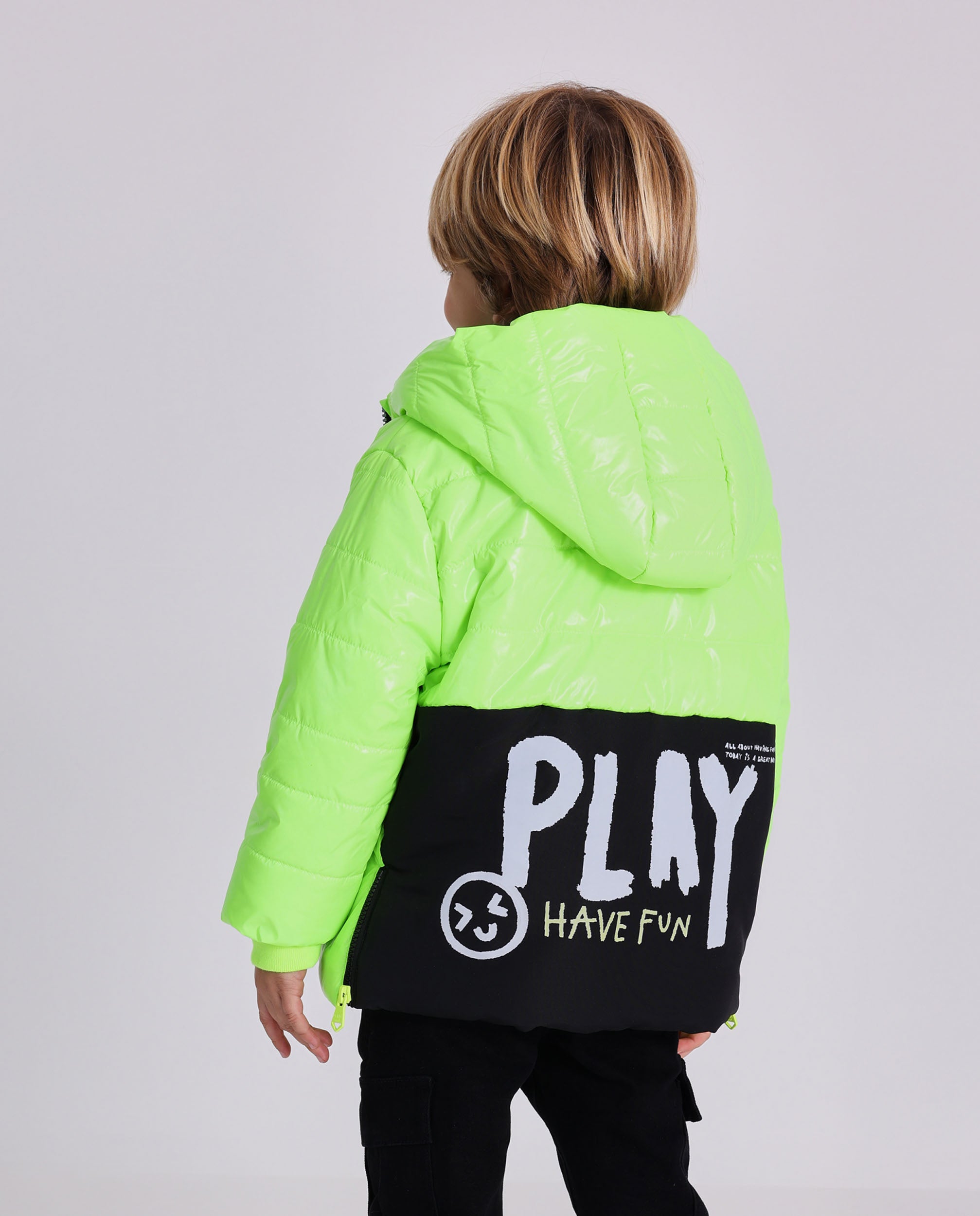 Cazadora para niño en verde flúor con mensaje gráfico