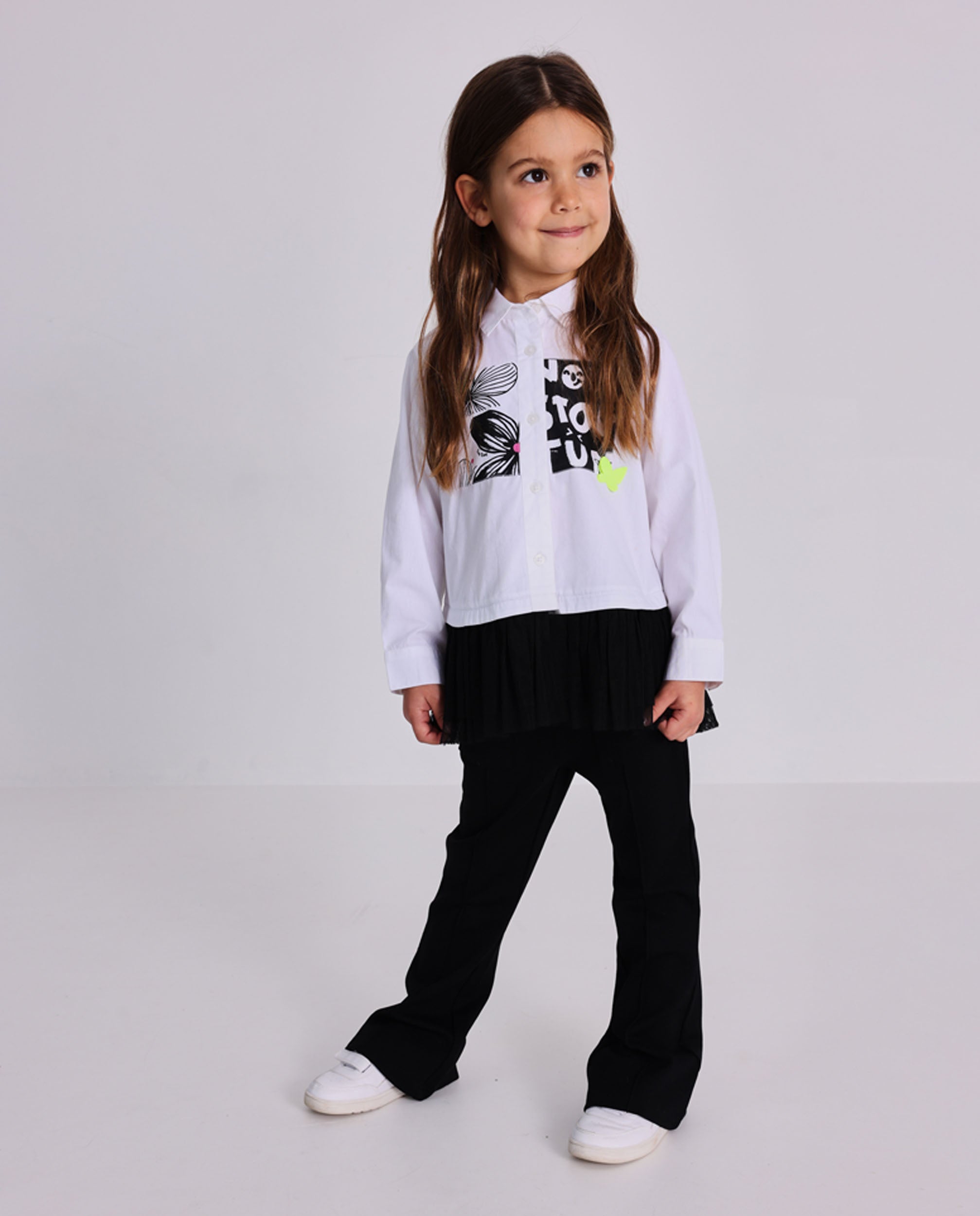 Pantalón niña en negro acampanado con bolsillos traseros