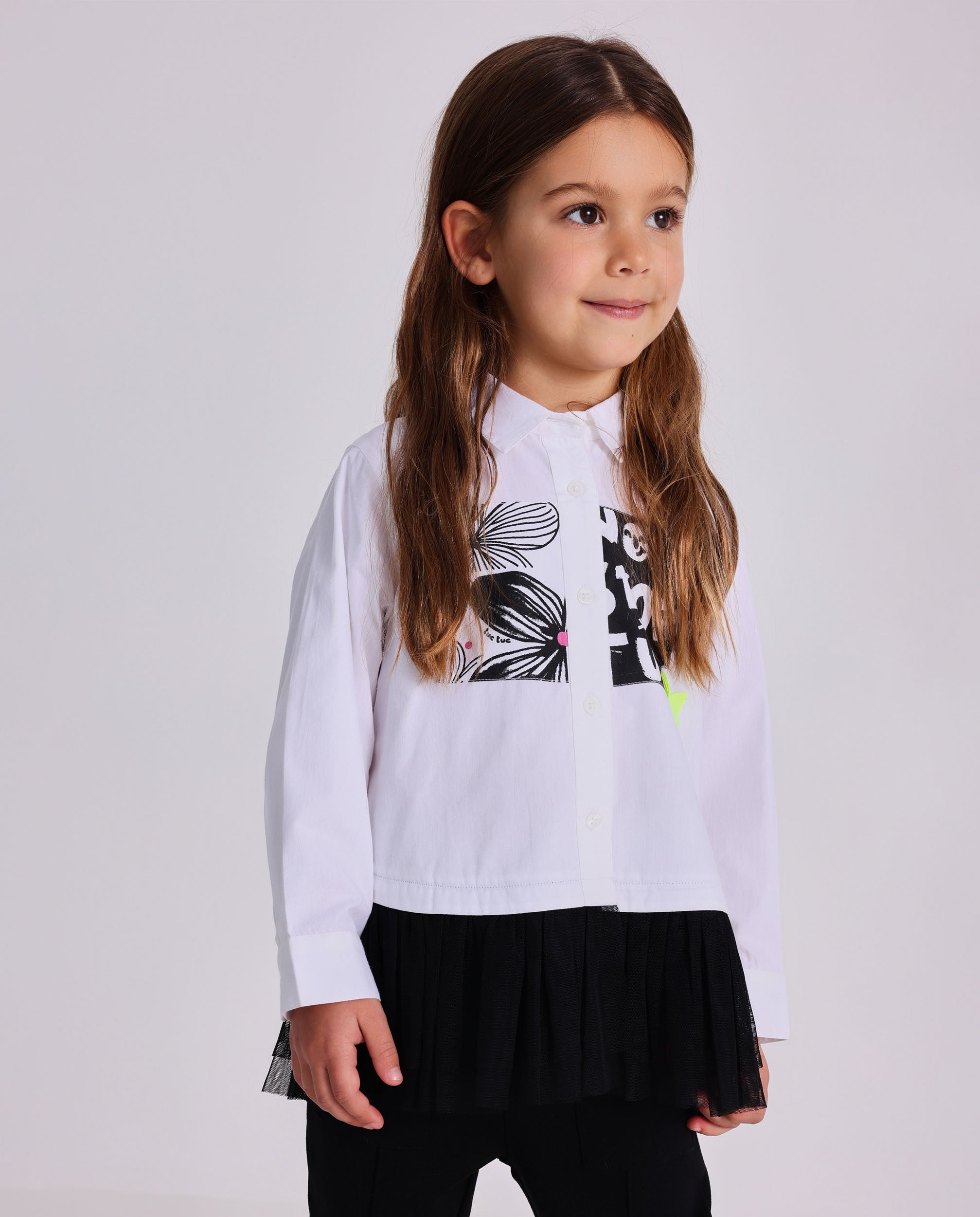Camisa niña en blanco con falda de tul negra y estampado