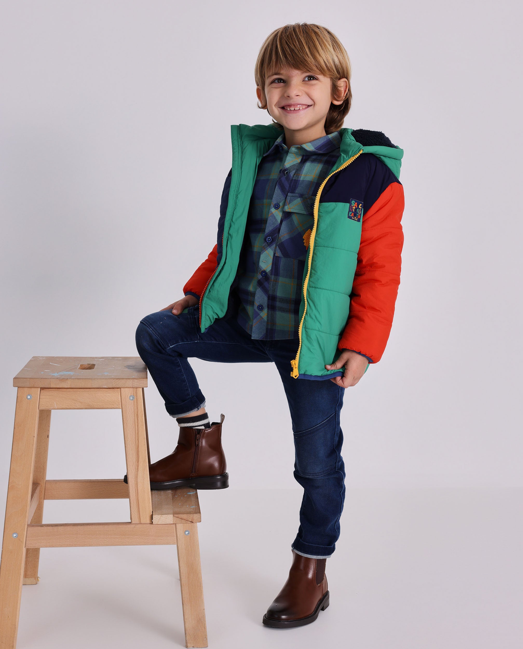 Pantalón de mezclilla para niño en color azul con detalle
