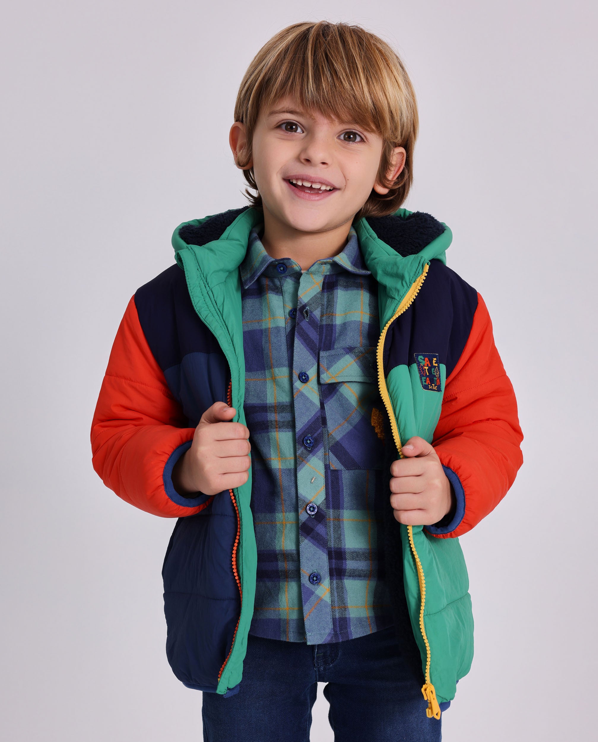 Chaqueta acolchada para niño en bloques de color verde, azul