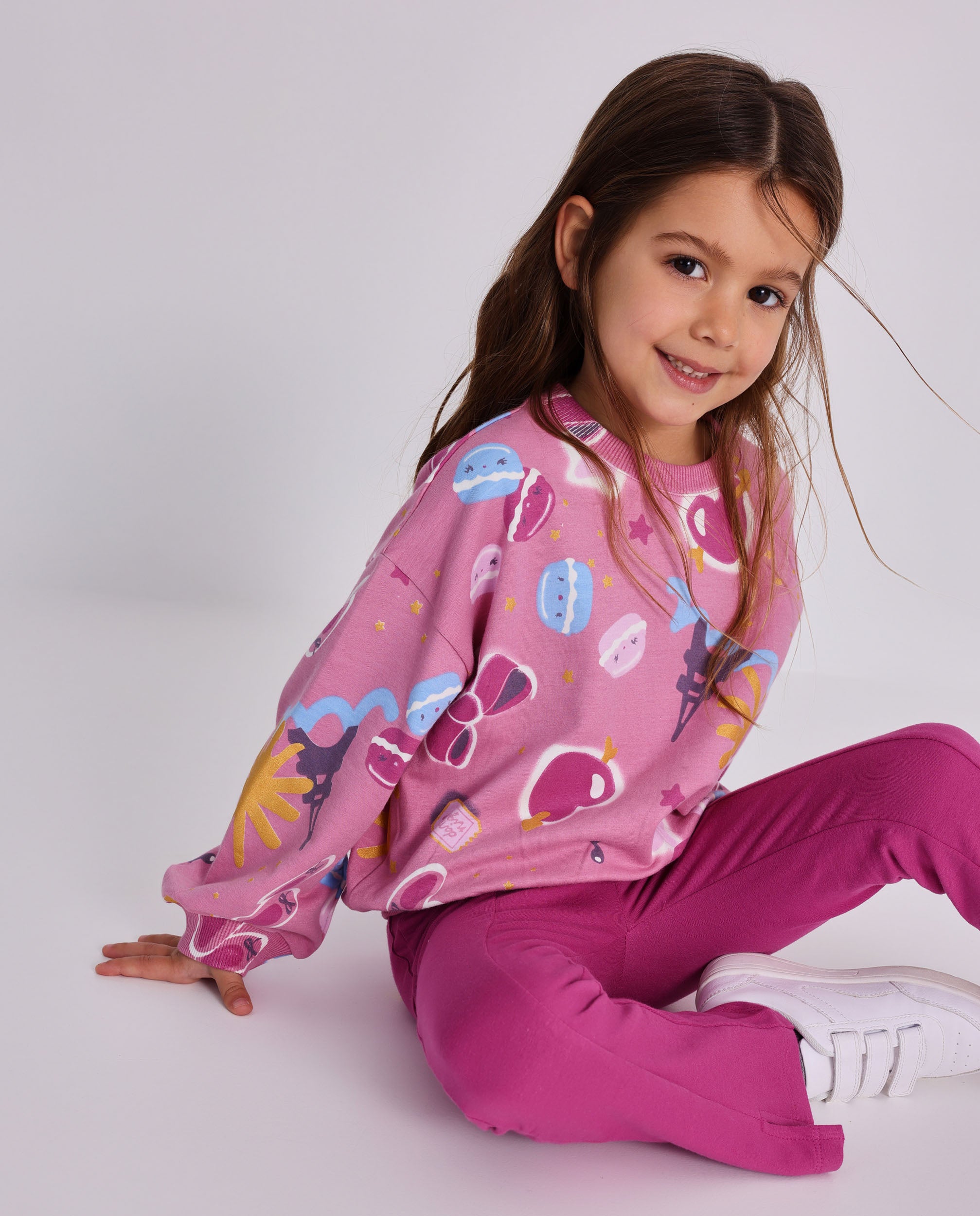 Conjunto para niña de sudadera estampada y pantalón rosa.