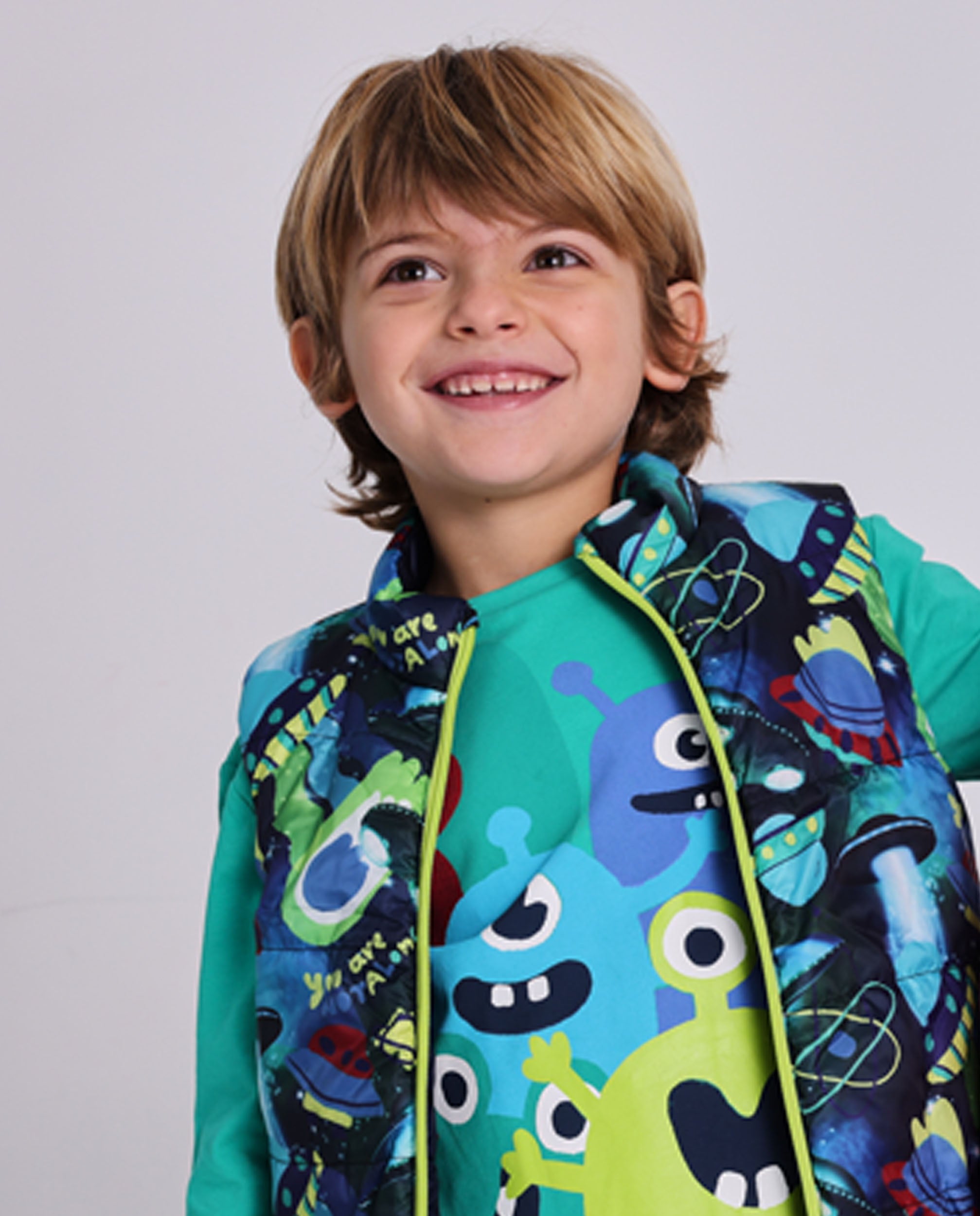 Chaleco acolchado reversible para niño en estampado de nave