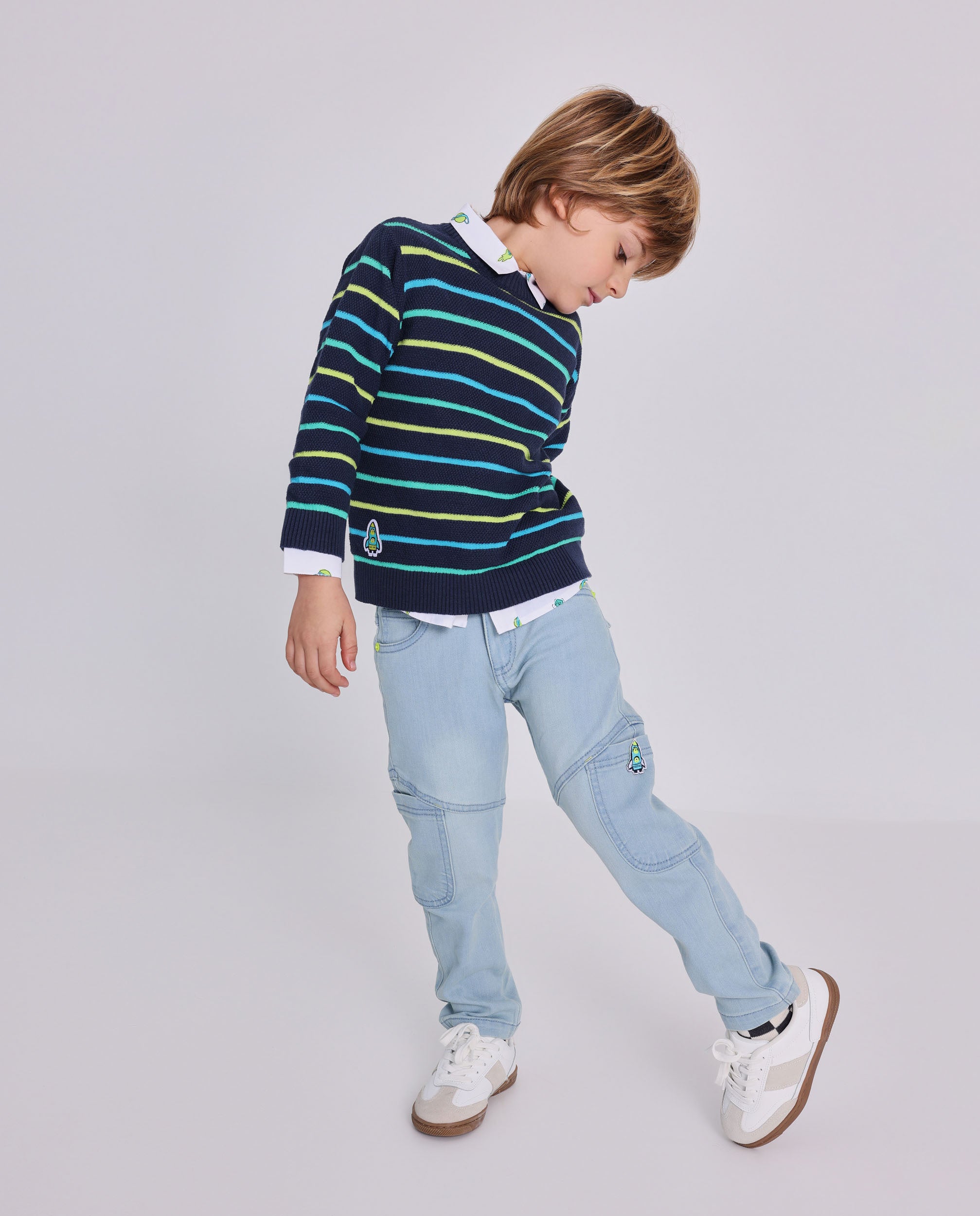 Pantalón denim para niño color azul claro con bordado de cohete.
