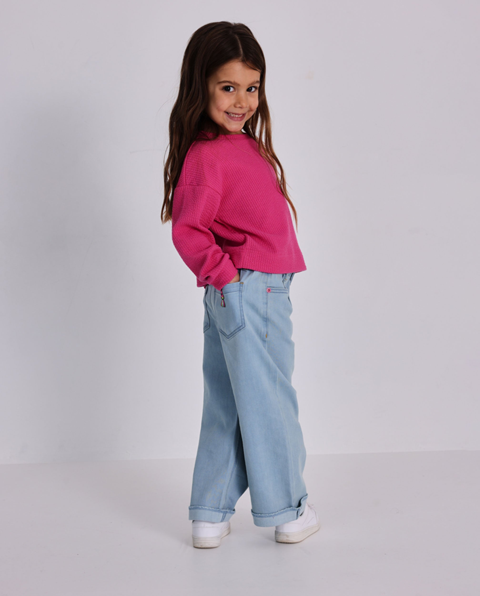 Pantalón de mezclilla para niña en tono azul claro con bordado