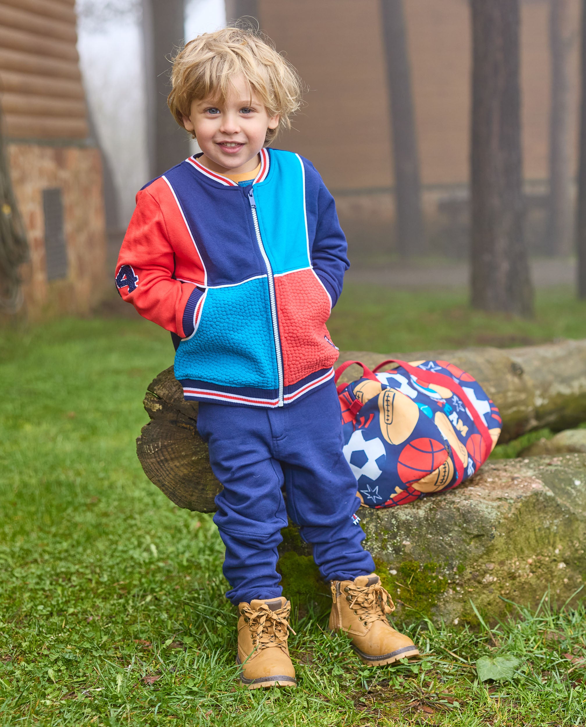 Chaqueta de felpa para niño en azul marino con detalles en rojo