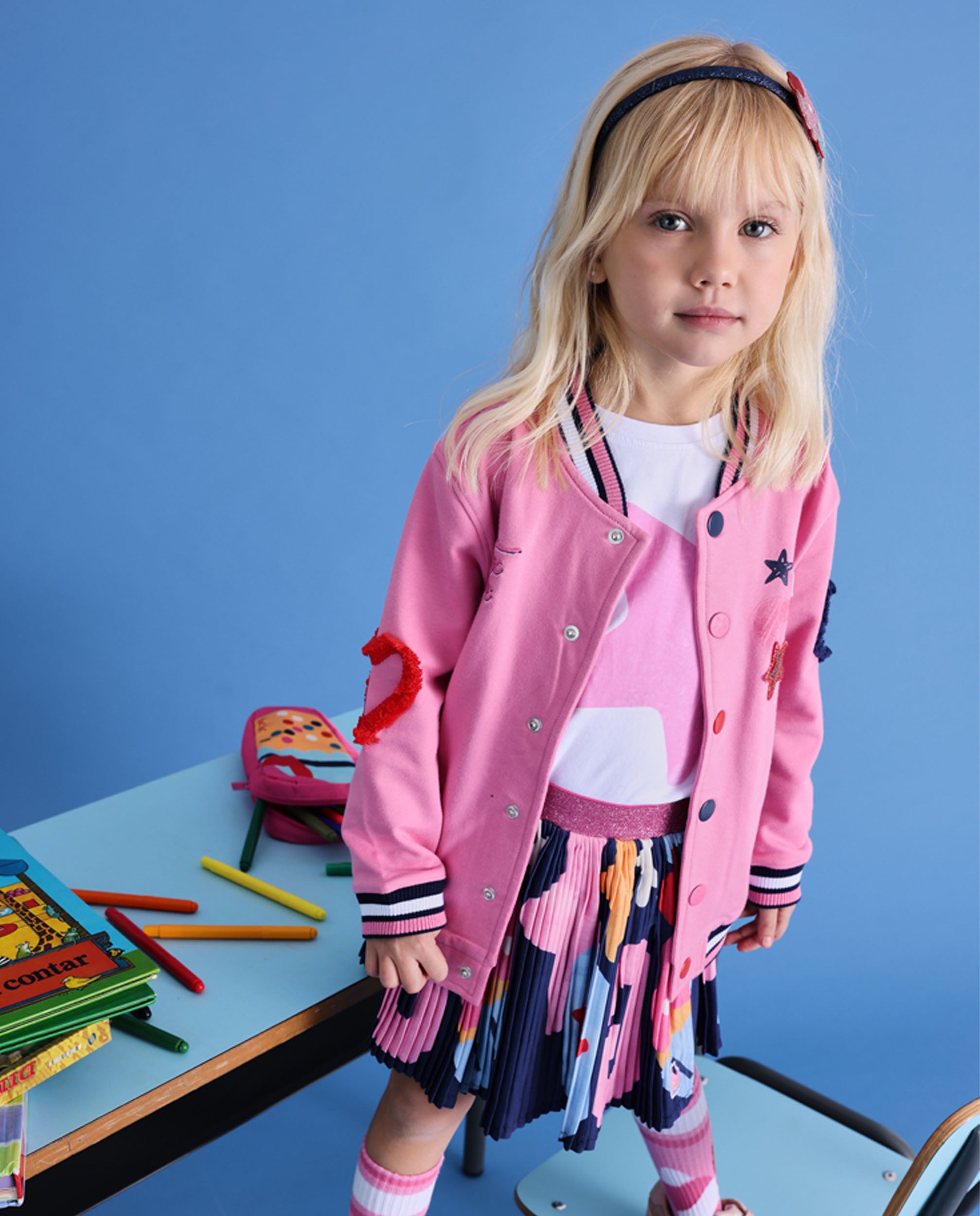 Chaqueta tipo varsity rosa para niña con detalles bordados y