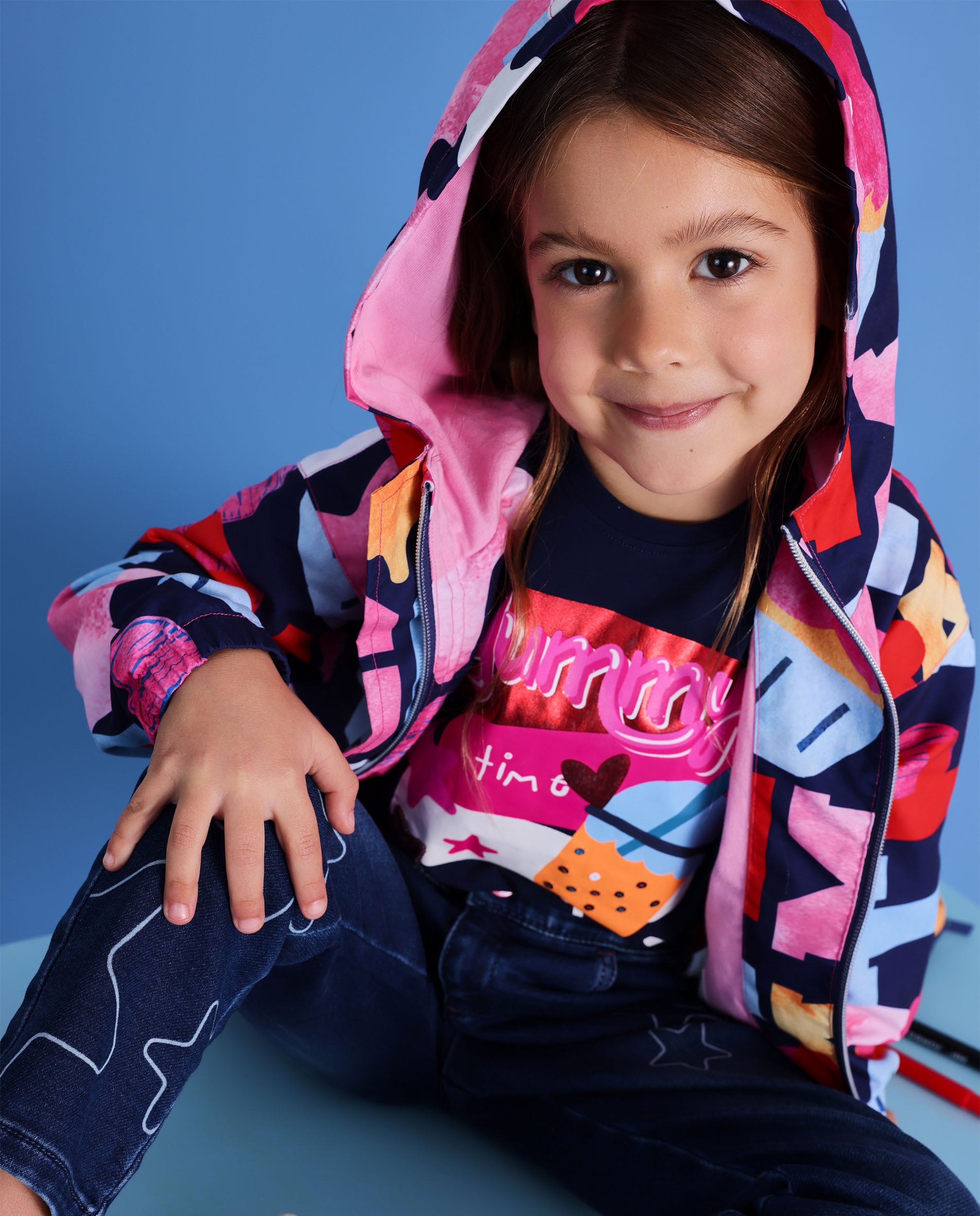Chaqueta acolchada para niña con estampado colorido de letras y