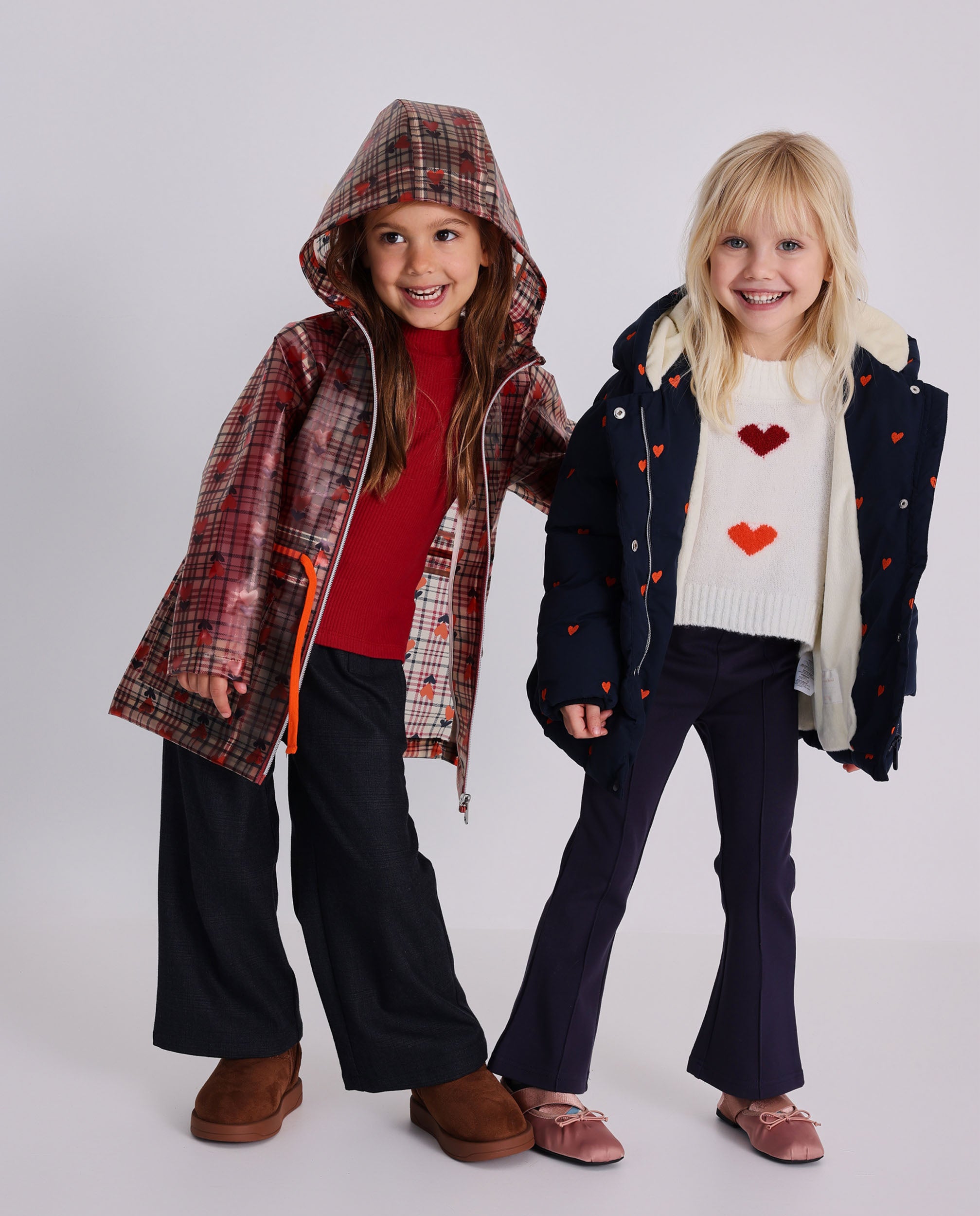 Chubasquero para niña en estampado cuadros con corazones