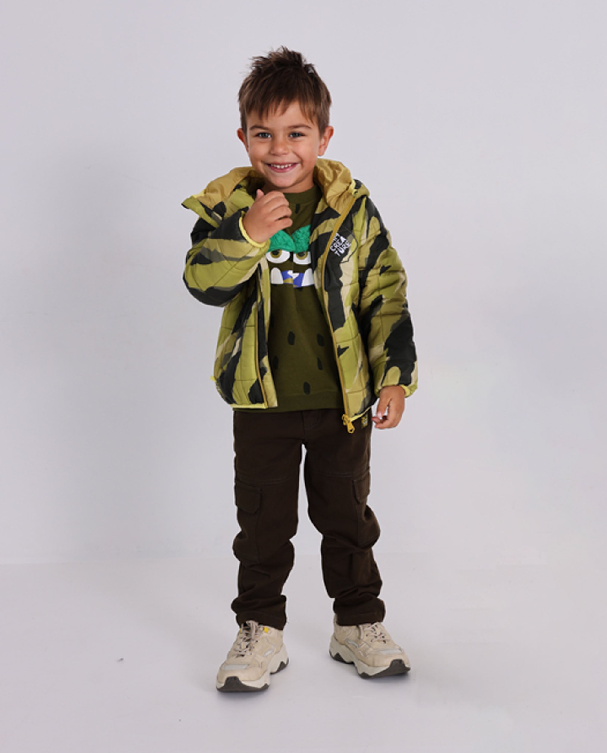 Pantalón cargo para niño color marrón con bolsillos laterales.