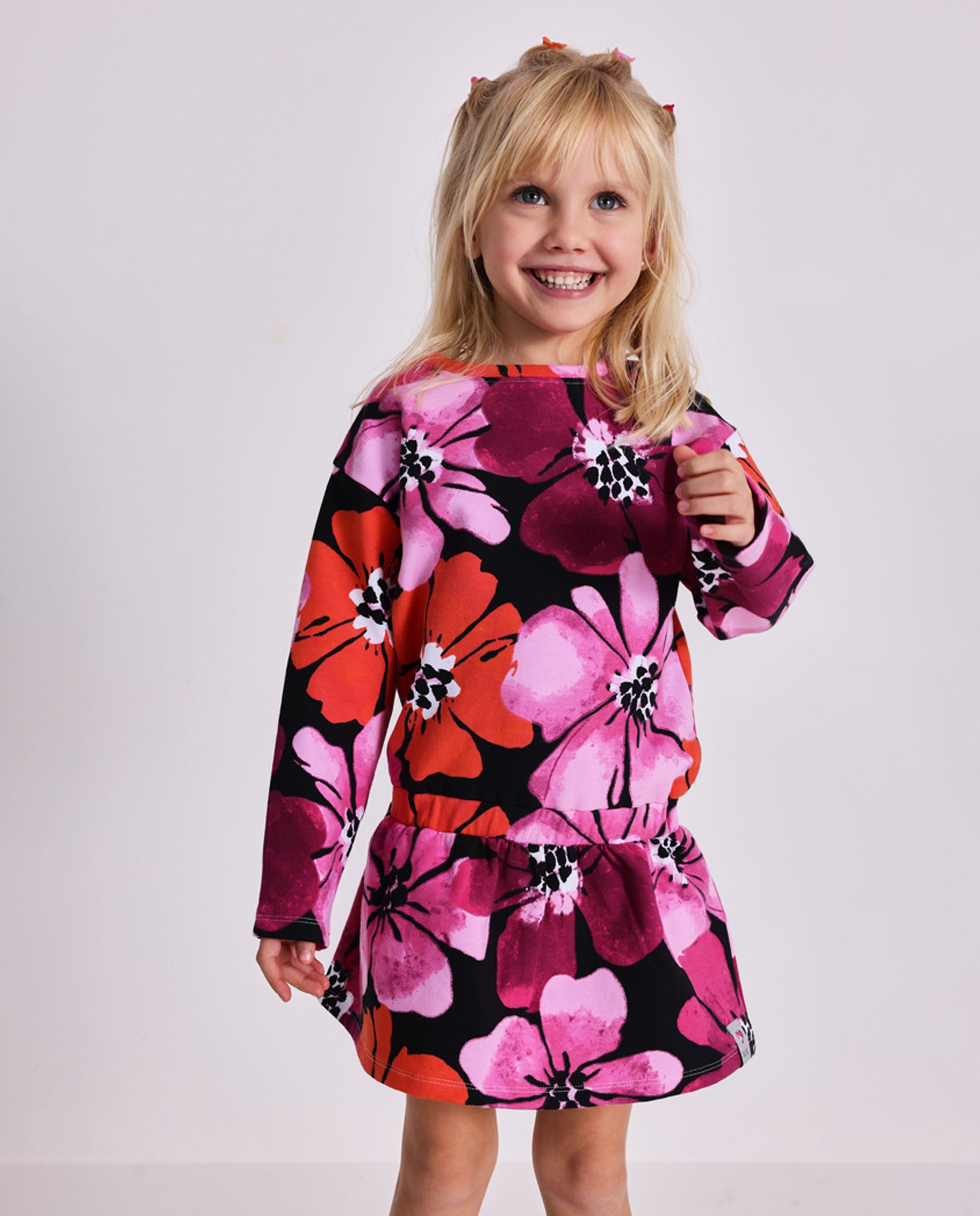 Vestido de niña con estampado floral en fuccia