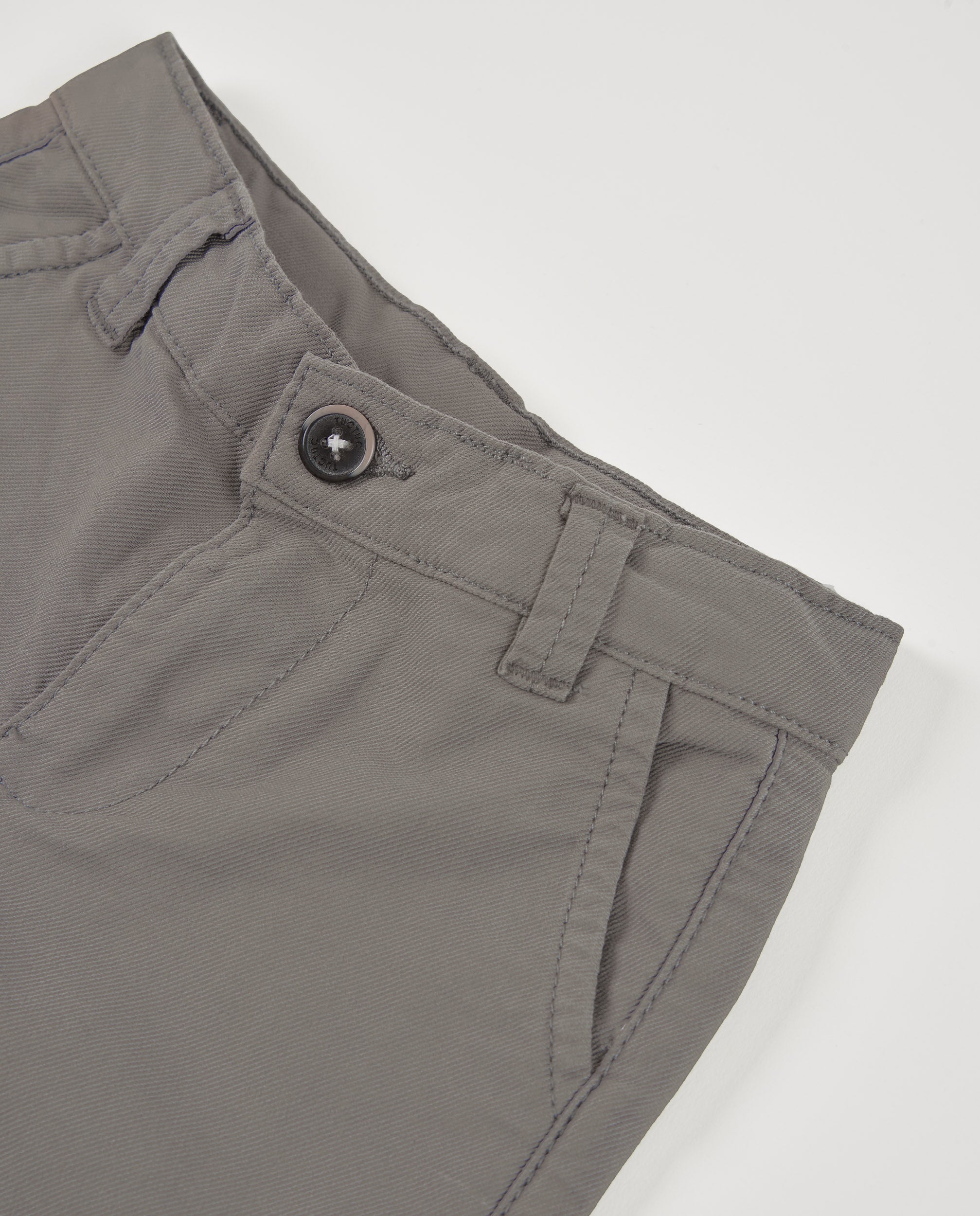 Pantalón de niño color gris con bolsillos y vuelta en el bajo