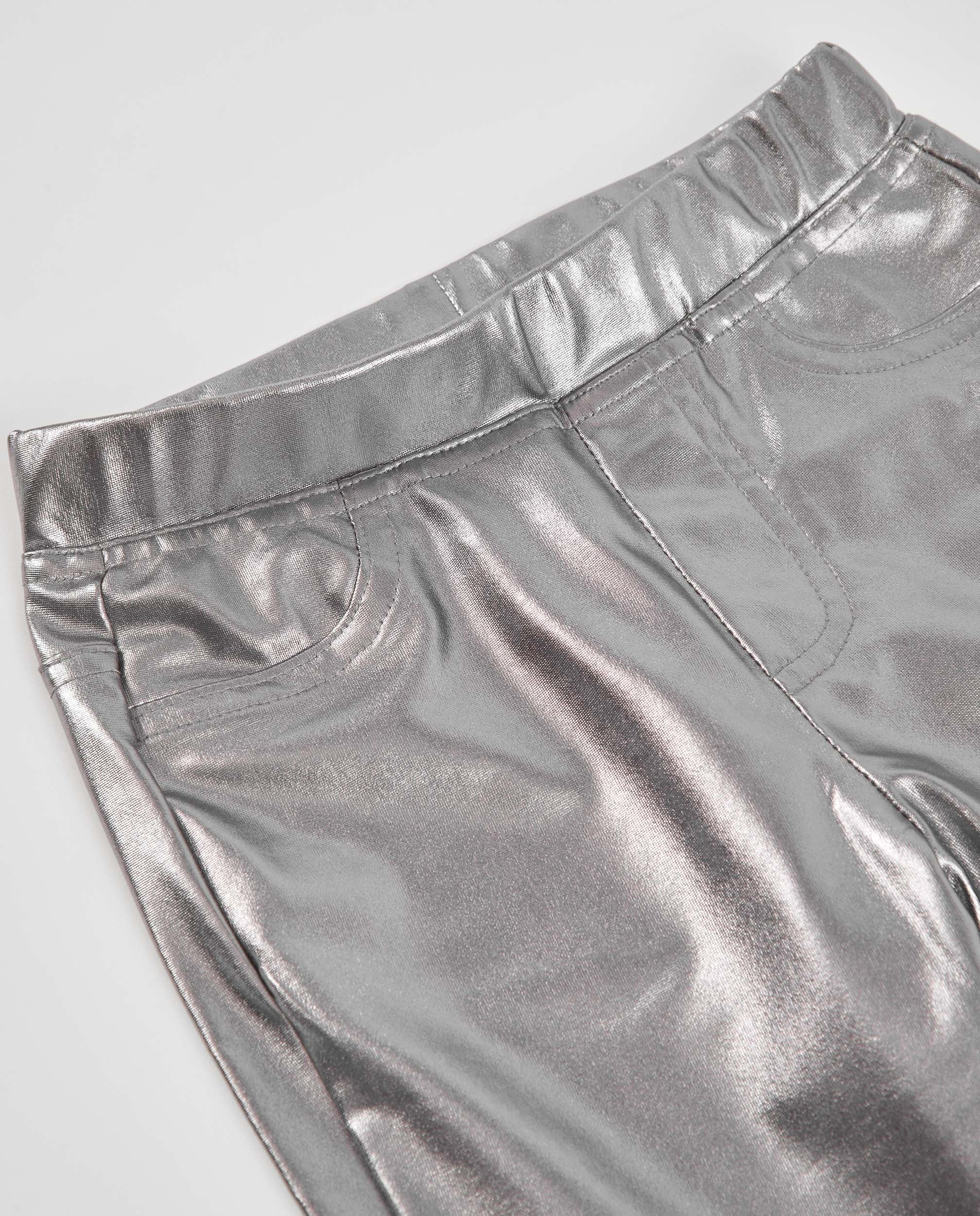 Pantalón de niña plateado con efecto metalizado y bolsillos
