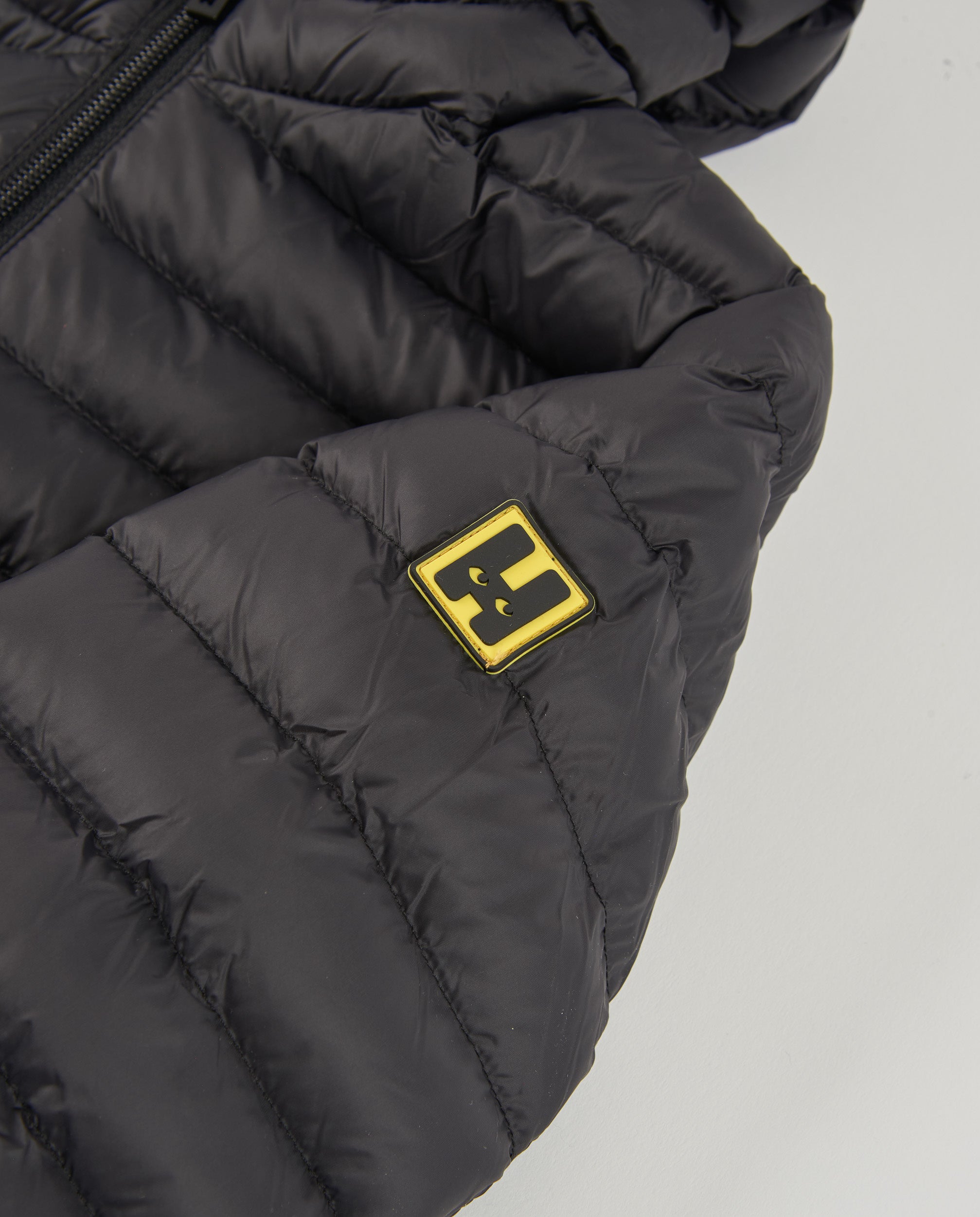 Chaqueta acolchada de niño color negro con capucha y cierre de