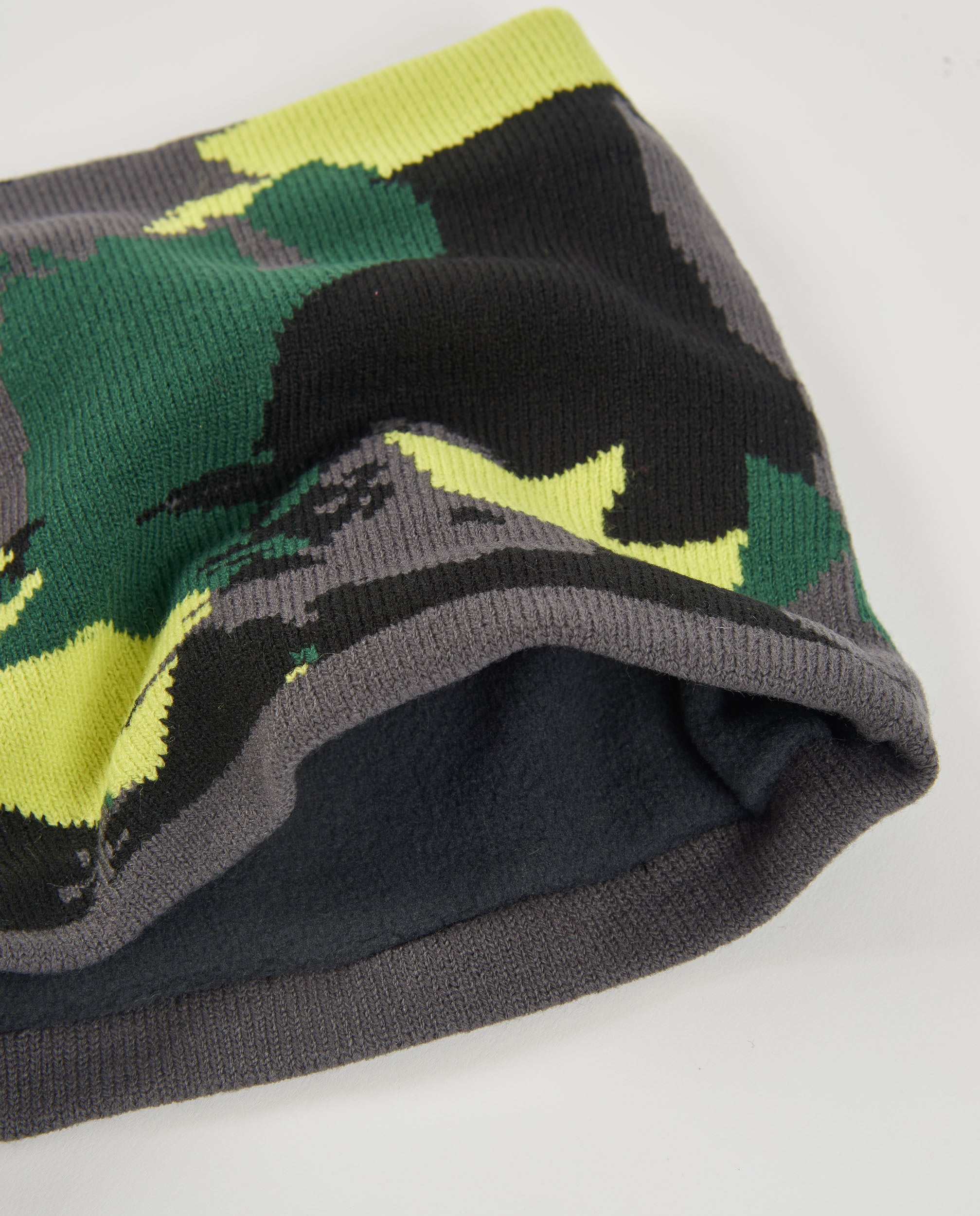Set de niño con gorro y braga de punto en estampado camuflaje