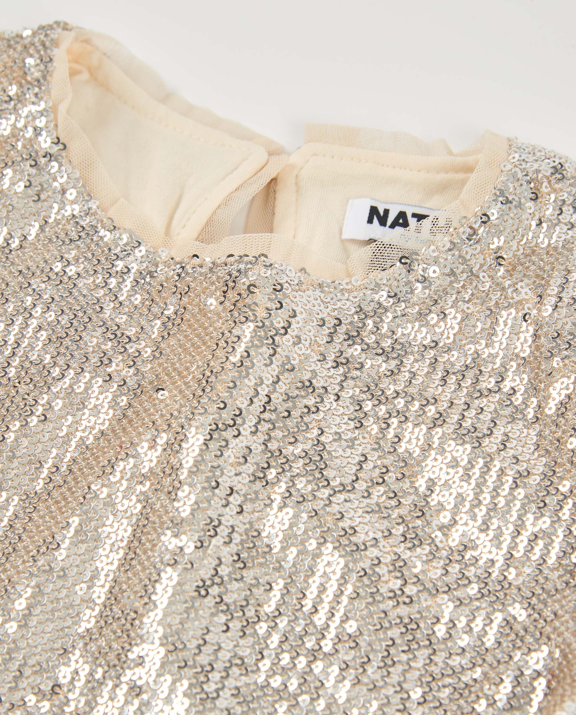 Vestido de niña en color plata con lentejuelas y manga corta